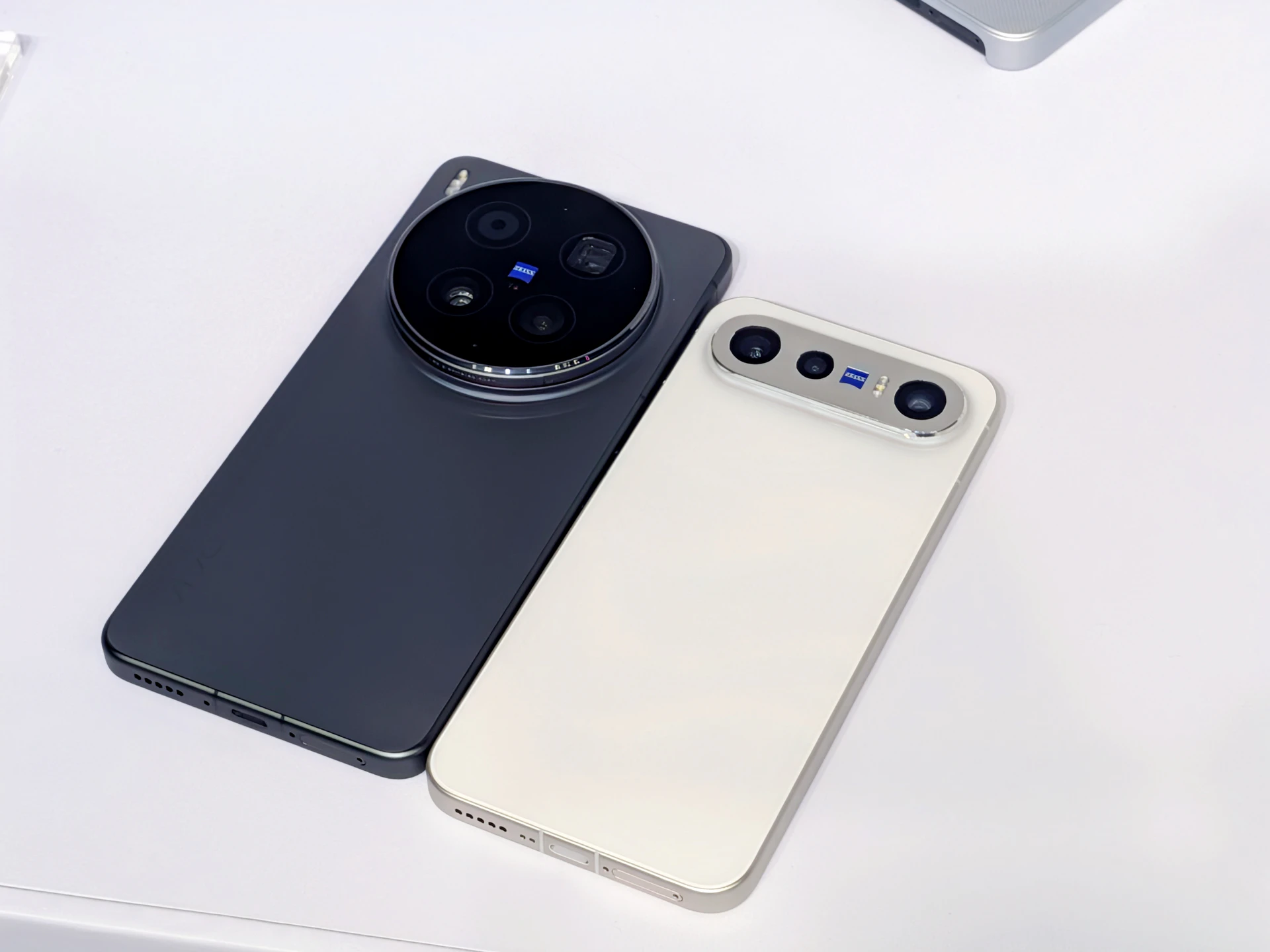 輕巧旗艦進駐長焦戰場！雙2億像素「口袋攝影機」登台　vivo X300 Ultra開放預購「最低2萬不到入手」