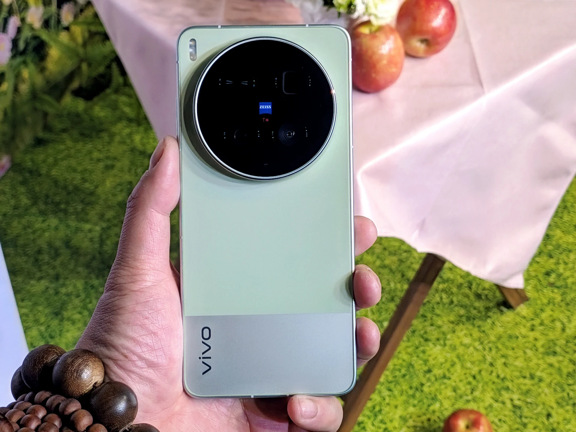 輕巧旗艦進駐長焦戰場！雙2億像素「口袋攝影機」登台　vivo X300 Ultra開放預購「最低2萬不到入手」