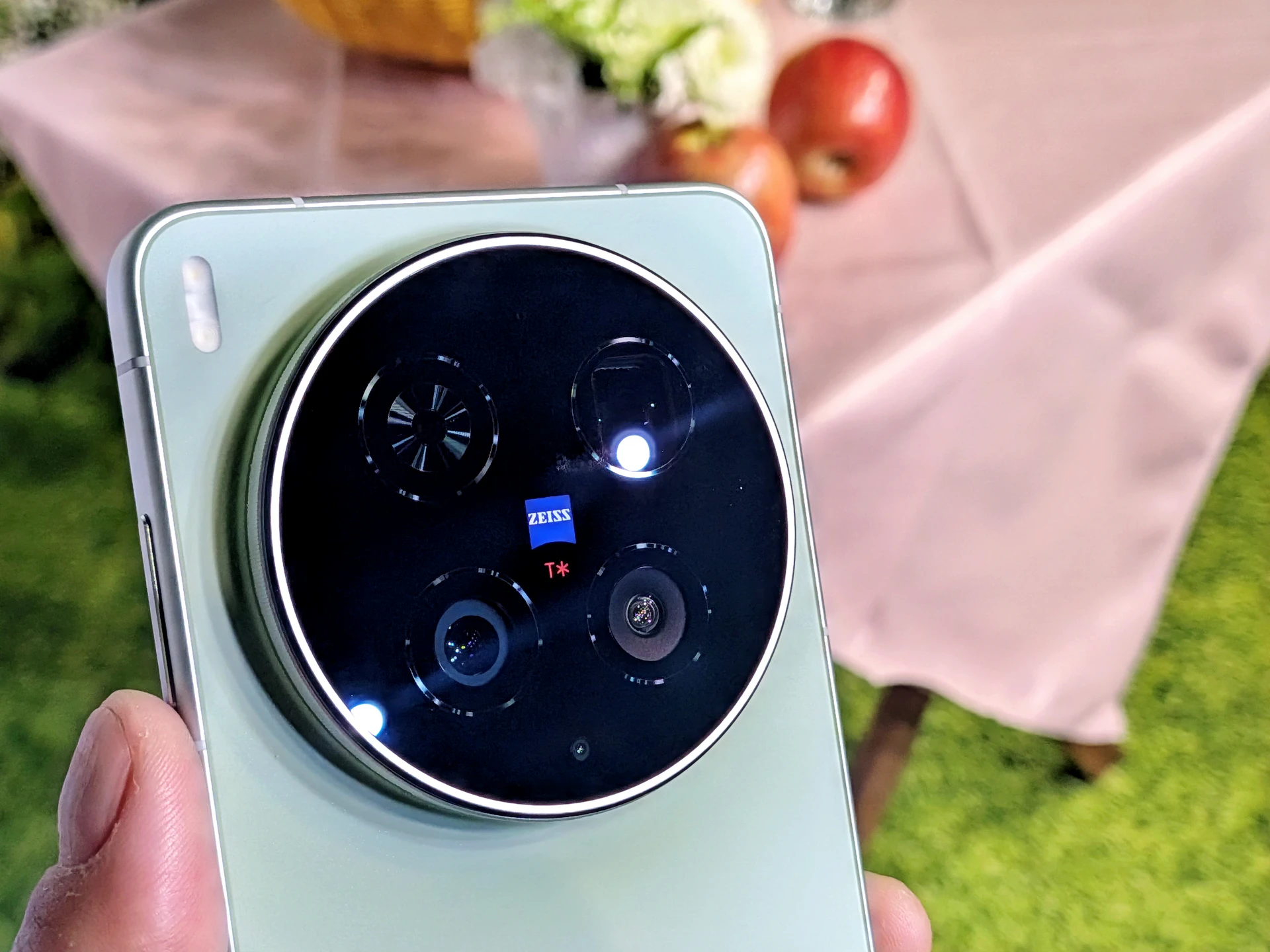 輕巧旗艦進駐長焦戰場！雙2億像素「口袋攝影機」登台　vivo X300 Ultra開放預購「最低2萬不到入手」