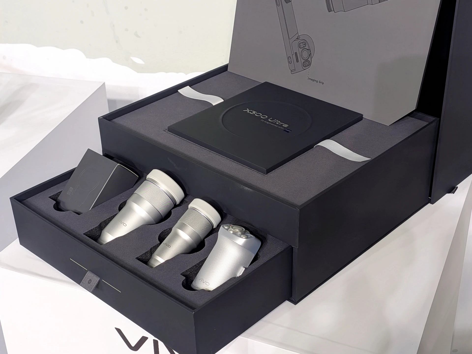 輕巧旗艦進駐長焦戰場！雙2億像素「口袋攝影機」登台　vivo X300 Ultra開放預購「最低2萬不到入手」