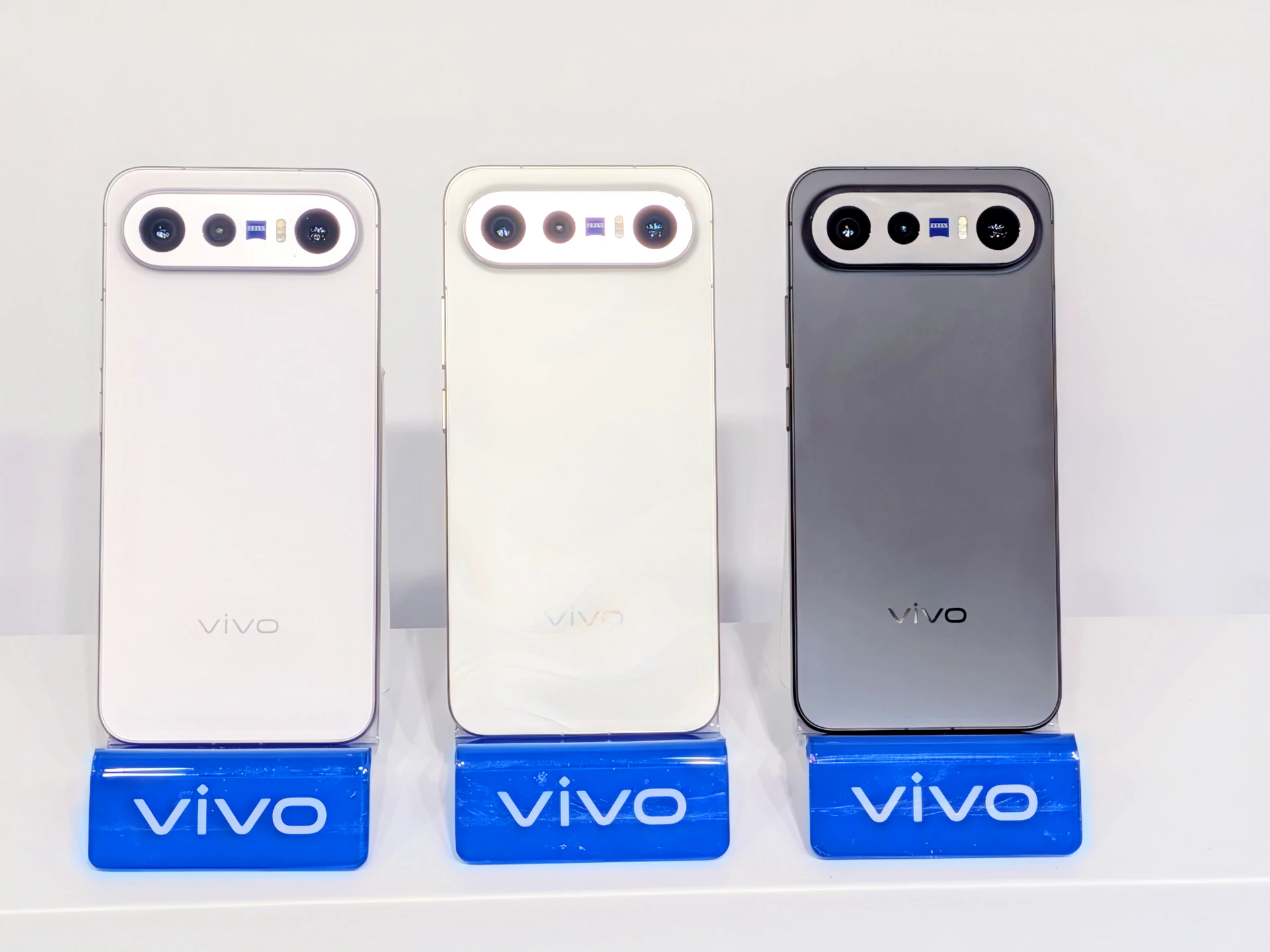 輕巧旗艦進駐長焦戰場！雙2億像素「口袋攝影機」登台　vivo X300 Ultra開放預購「最低2萬不到入手」