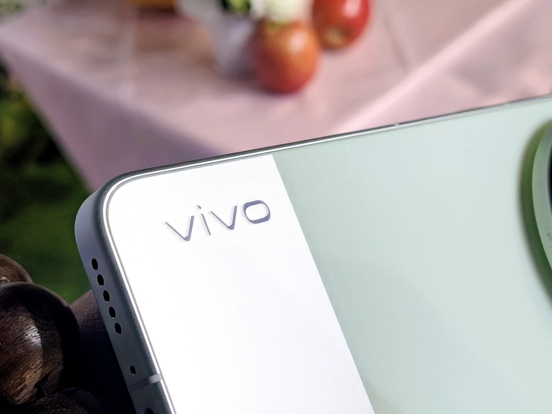 輕巧旗艦進駐長焦戰場！雙2億像素「口袋攝影機」登台　vivo X300 Ultra開放預購「最低2萬不到入手」