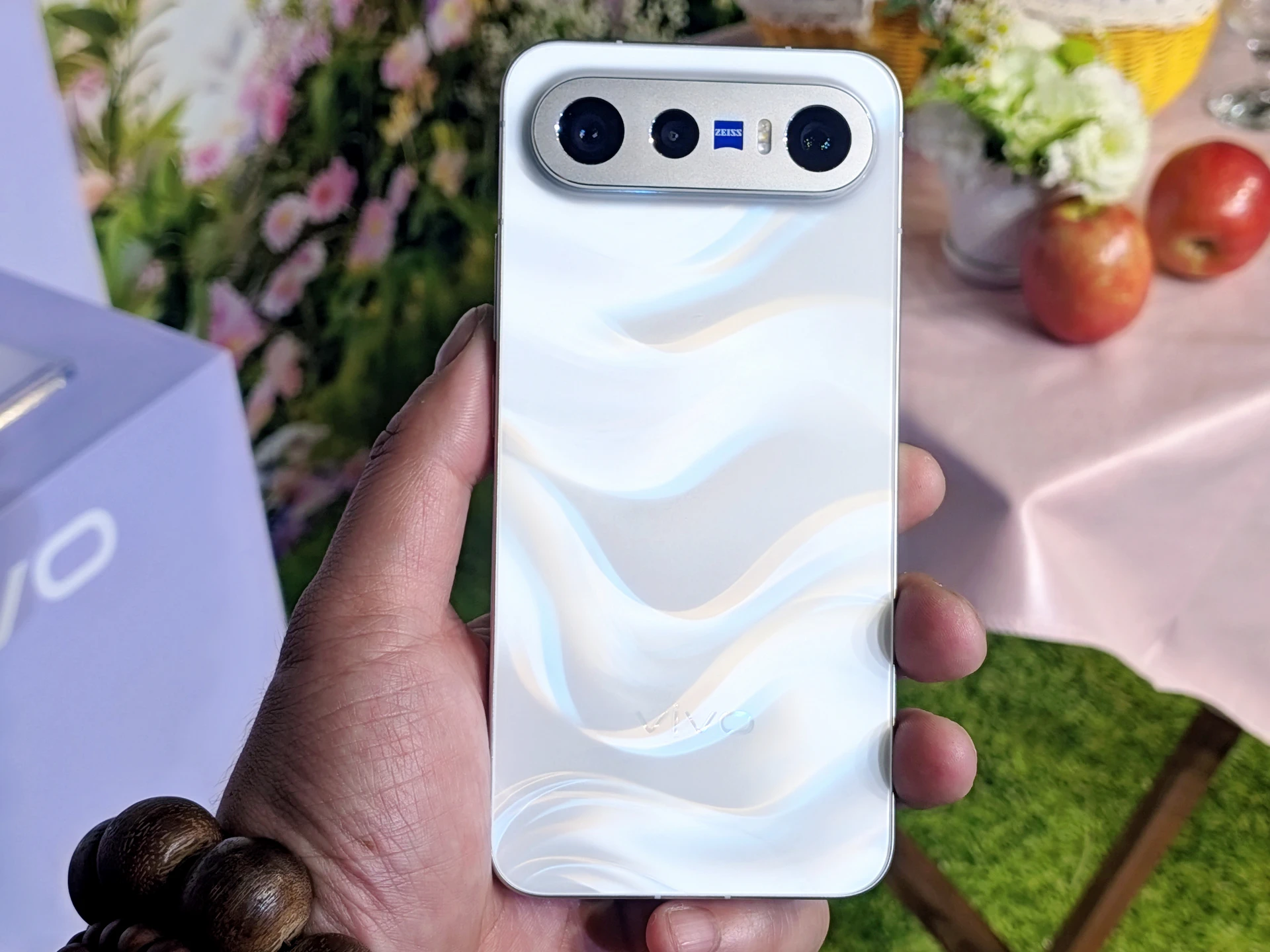 輕巧旗艦進駐長焦戰場！雙2億像素「口袋攝影機」登台　vivo X300 Ultra開放預購「最低2萬不到入手」