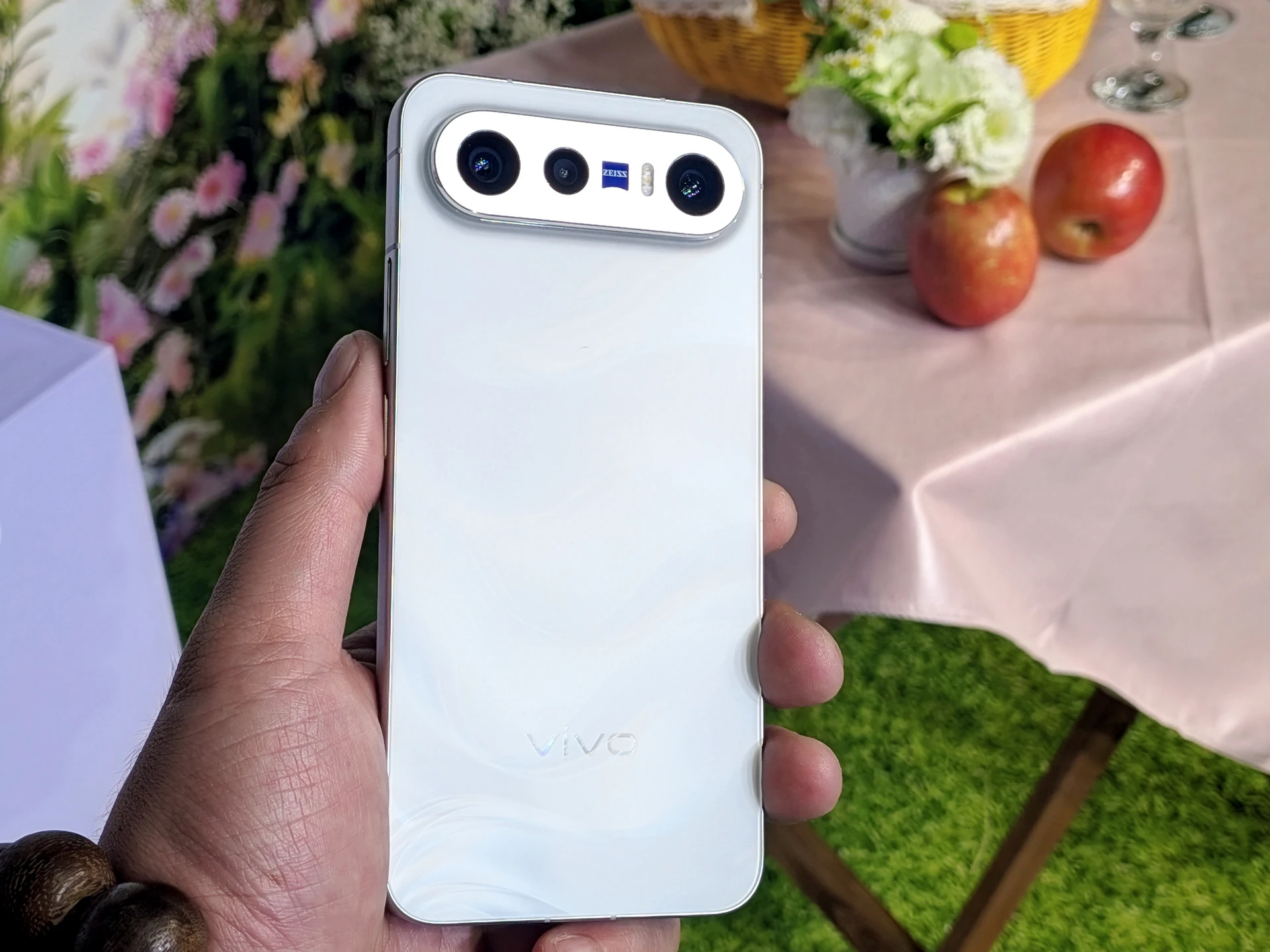 輕巧旗艦進駐長焦戰場！雙2億像素「口袋攝影機」登台　vivo X300 Ultra開放預購「最低2萬不到入手」