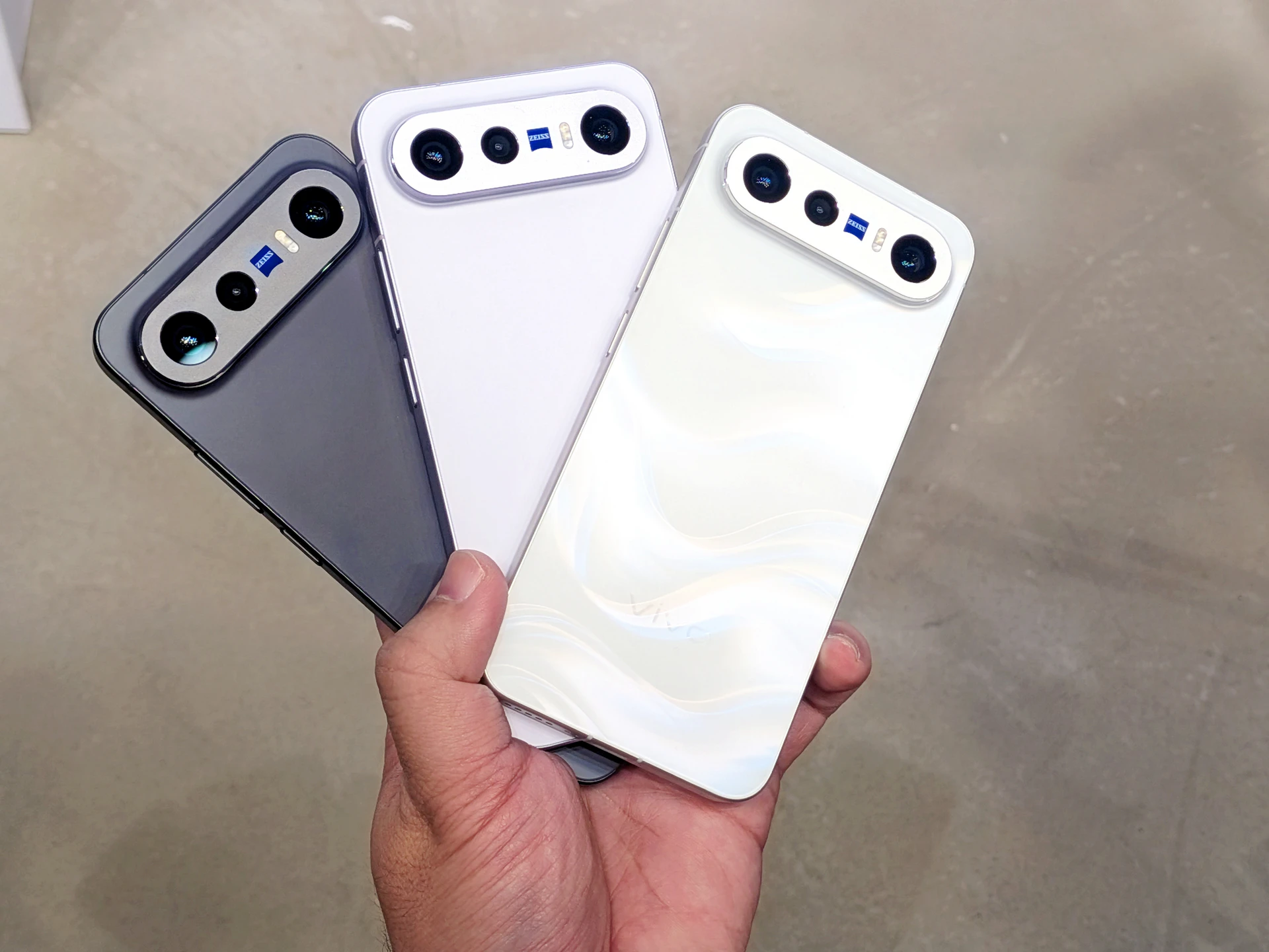 輕巧旗艦進駐長焦戰場！雙2億像素「口袋攝影機」登台　vivo X300 Ultra開放預購「最低2萬不到入手」