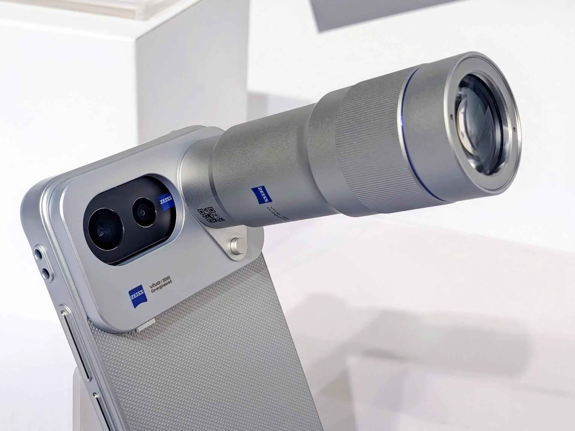 輕巧旗艦進駐長焦戰場！雙2億像素「口袋攝影機」登台　vivo X300 Ultra開放預購「最低2萬不到入手」