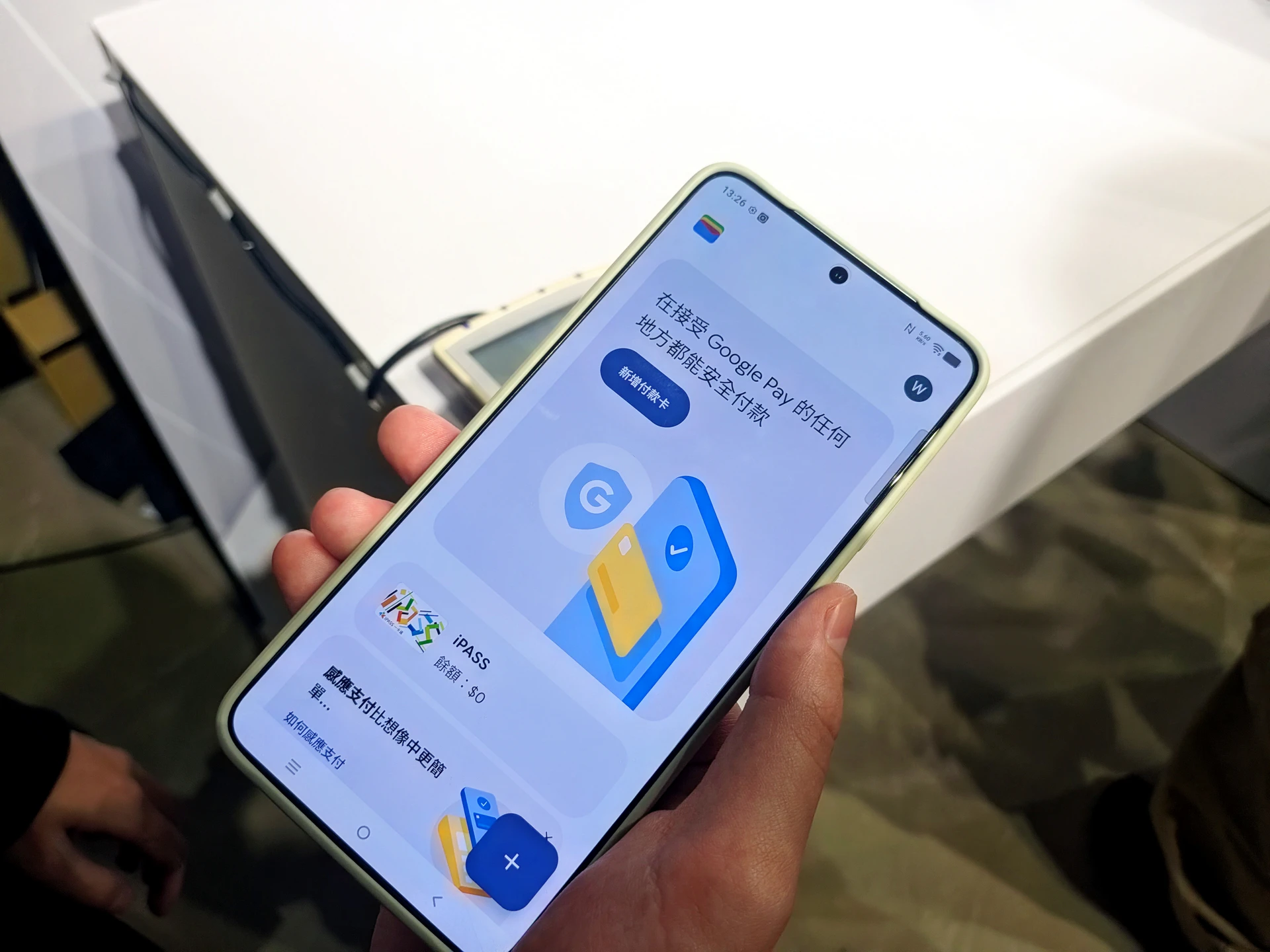 輕巧旗艦進駐長焦戰場！雙2億像素「口袋攝影機」登台　vivo X300 Ultra開放預購「最低2萬不到入手」