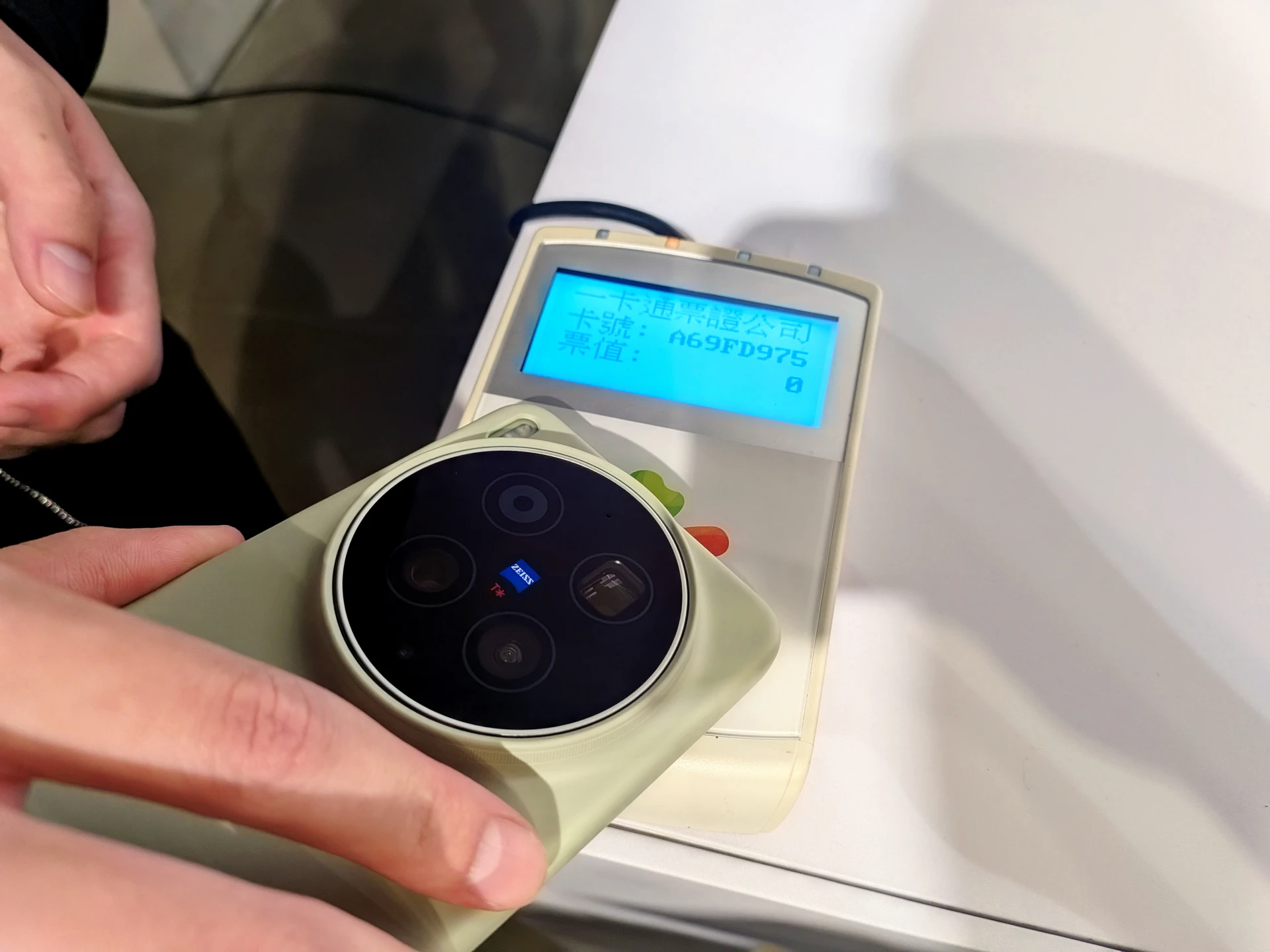 輕巧旗艦進駐長焦戰場！雙2億像素「口袋攝影機」登台　vivo X300 Ultra開放預購「最低2萬不到入手」