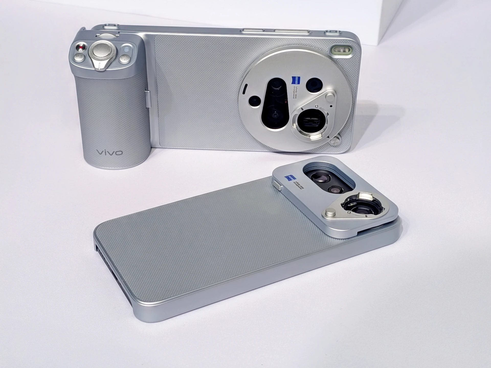 輕巧旗艦進駐長焦戰場！雙2億像素「口袋攝影機」登台　vivo X300 Ultra開放預購「最低2萬不到入手」