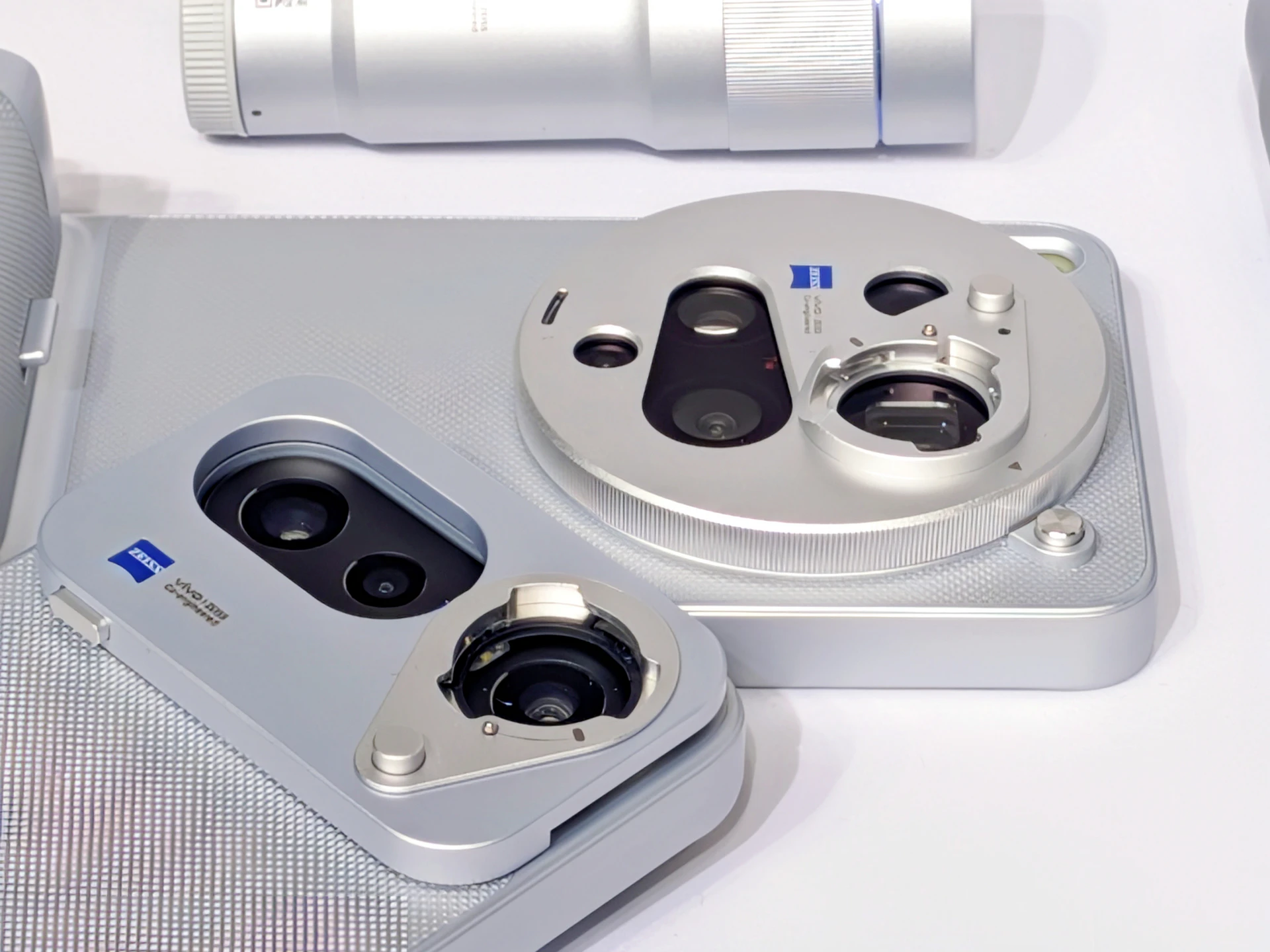 輕巧旗艦進駐長焦戰場！雙2億像素「口袋攝影機」登台　vivo X300 Ultra開放預購「最低2萬不到入手」