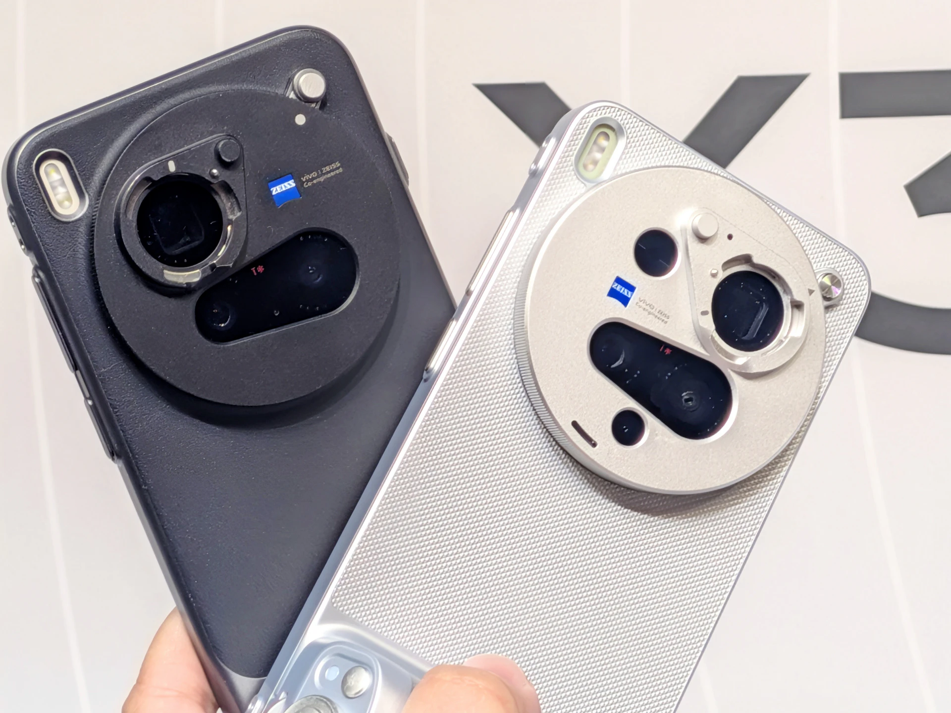 輕巧旗艦進駐長焦戰場！雙2億像素「口袋攝影機」登台　vivo X300 Ultra開放預購「最低2萬不到入手」