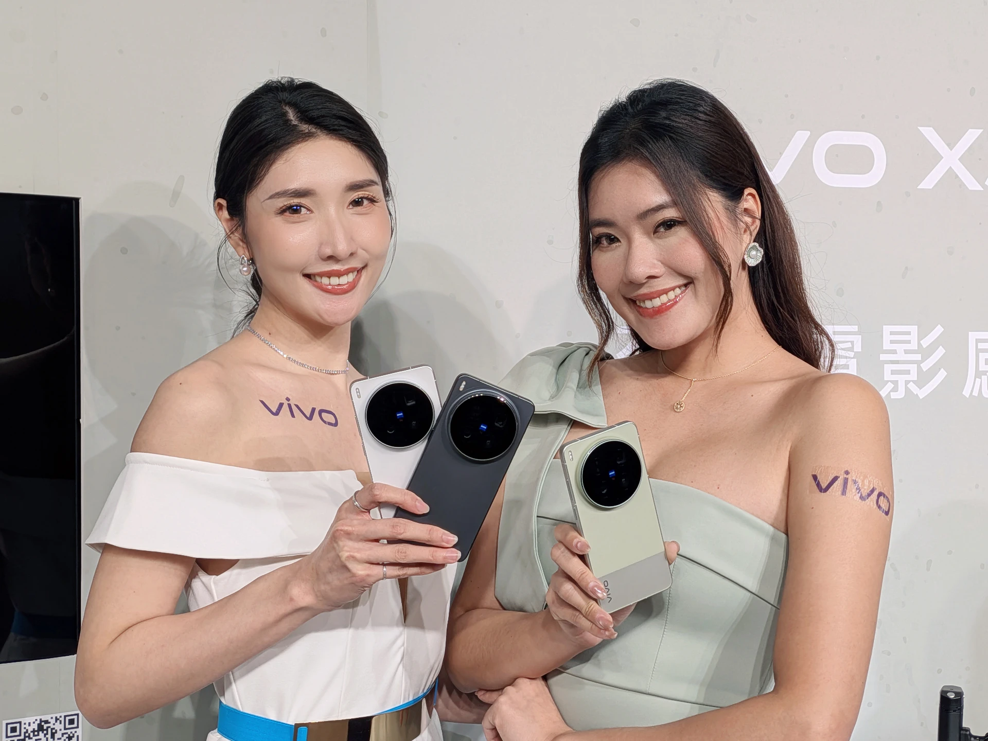 輕巧旗艦進駐長焦戰場！雙2億像素「口袋攝影機」登台　vivo X300 Ultra開放預購「最低2萬不到入手」