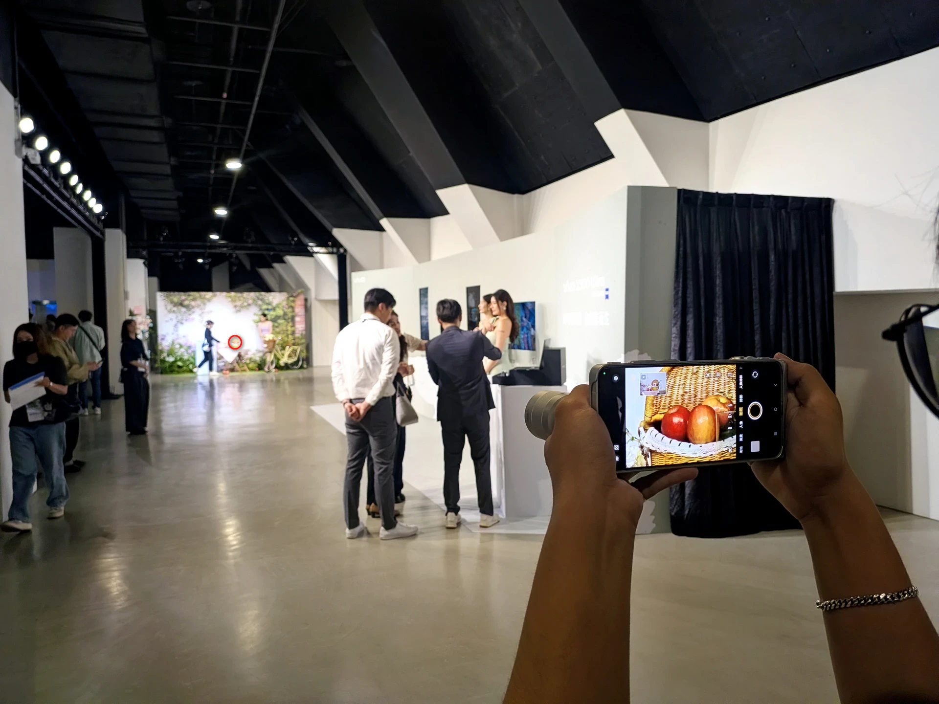 輕巧旗艦進駐長焦戰場！雙2億像素「口袋攝影機」登台　vivo X300 Ultra開放預購「最低2萬不到入手」