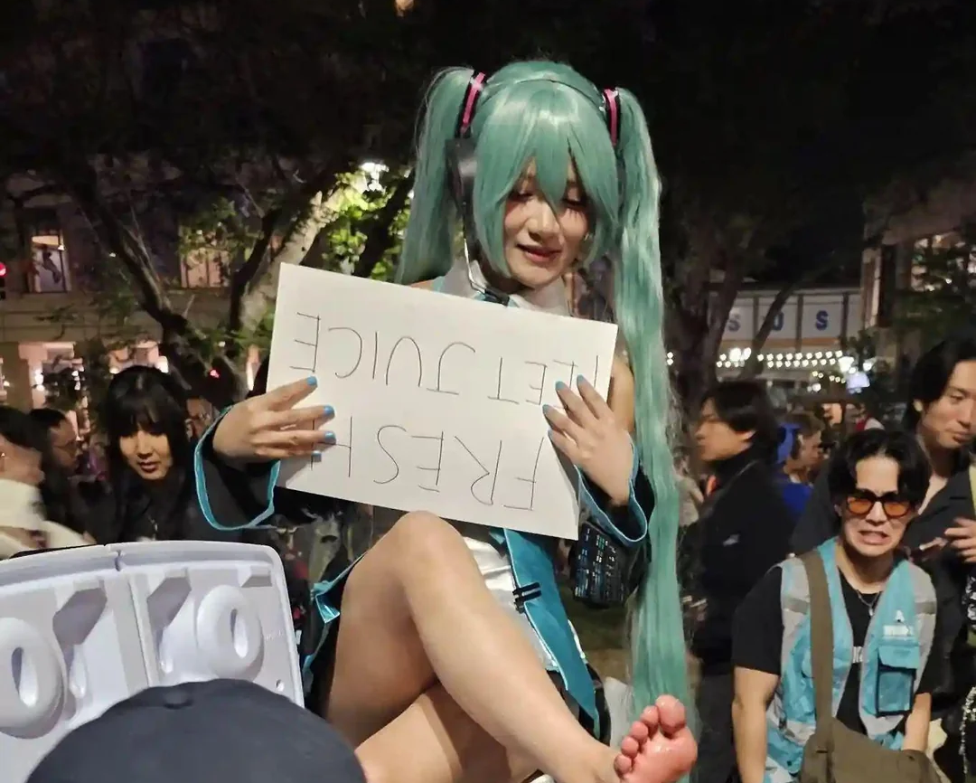 美動漫展場外驚現「初音原味腳汁」，現場竟然還搶購一空…