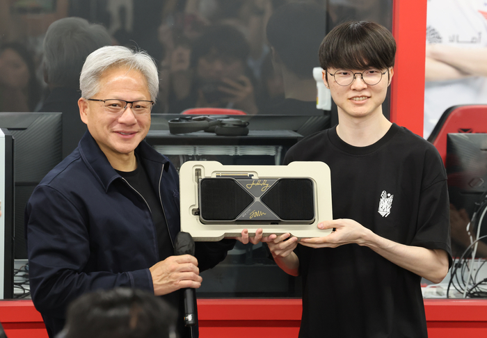 韓媒直擊黃仁勳合體 Faker 同框簽名 RTX 5090！現場送粉絲還笑喊：「我需要錢」
