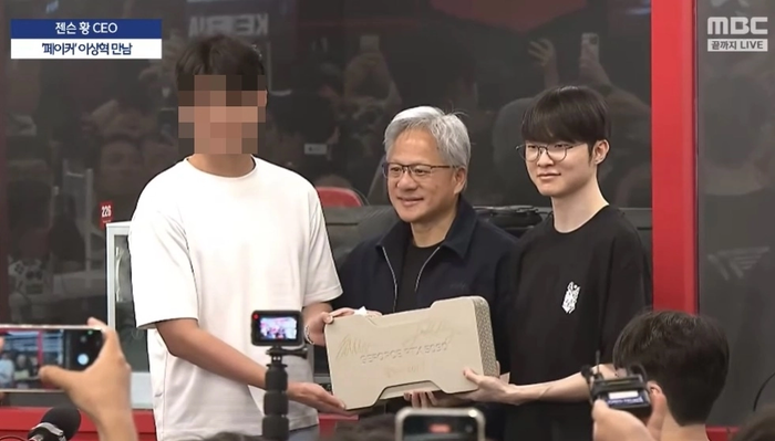 韓媒直擊黃仁勳合體 Faker 同框簽名 RTX 5090！現場送粉絲還笑喊：「我需要錢」