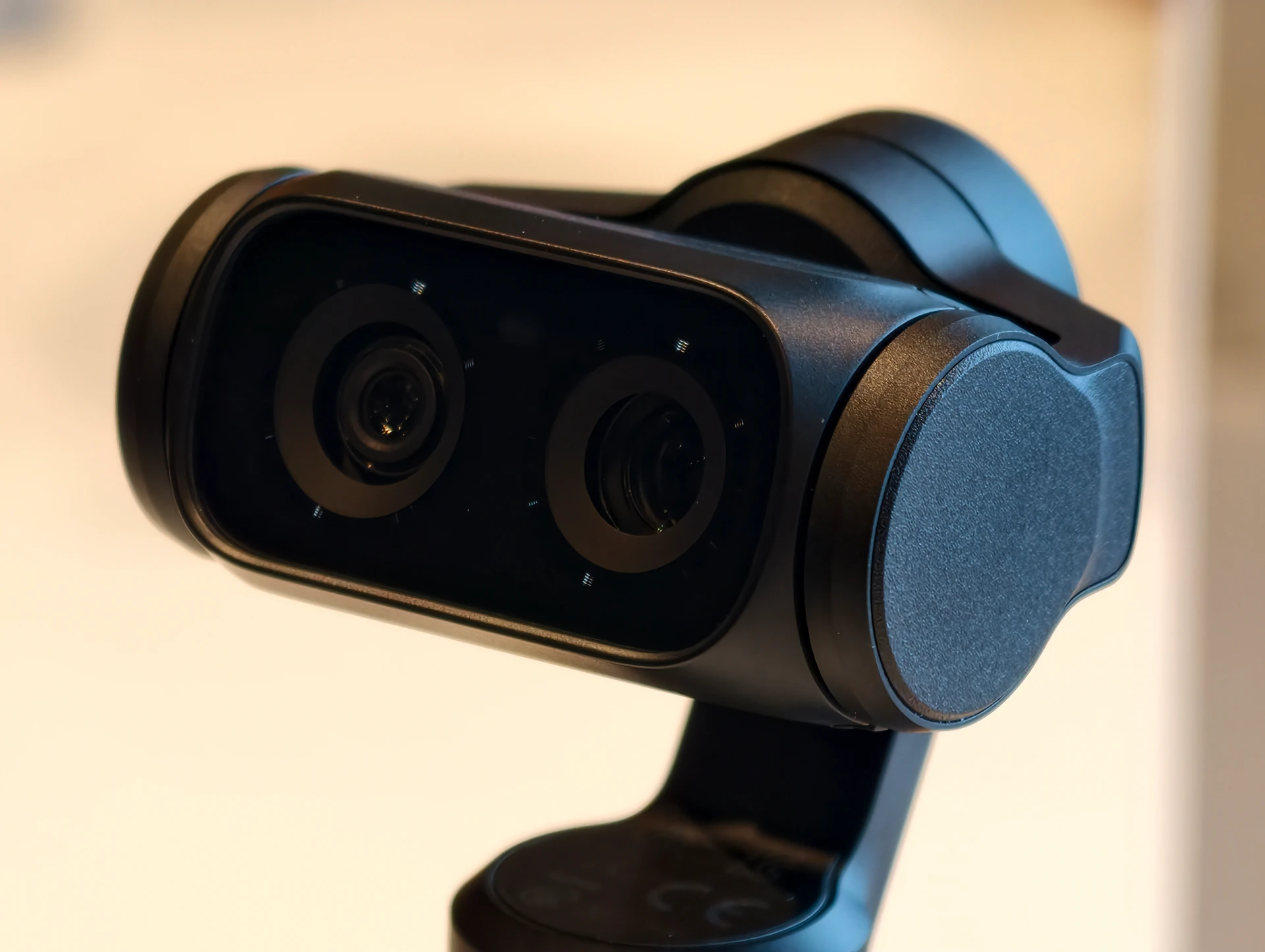 主打一機多能、萊卡深度合作　Insta360 旗艦雙鏡頭雲台相機 Luna Ultra 正式登台