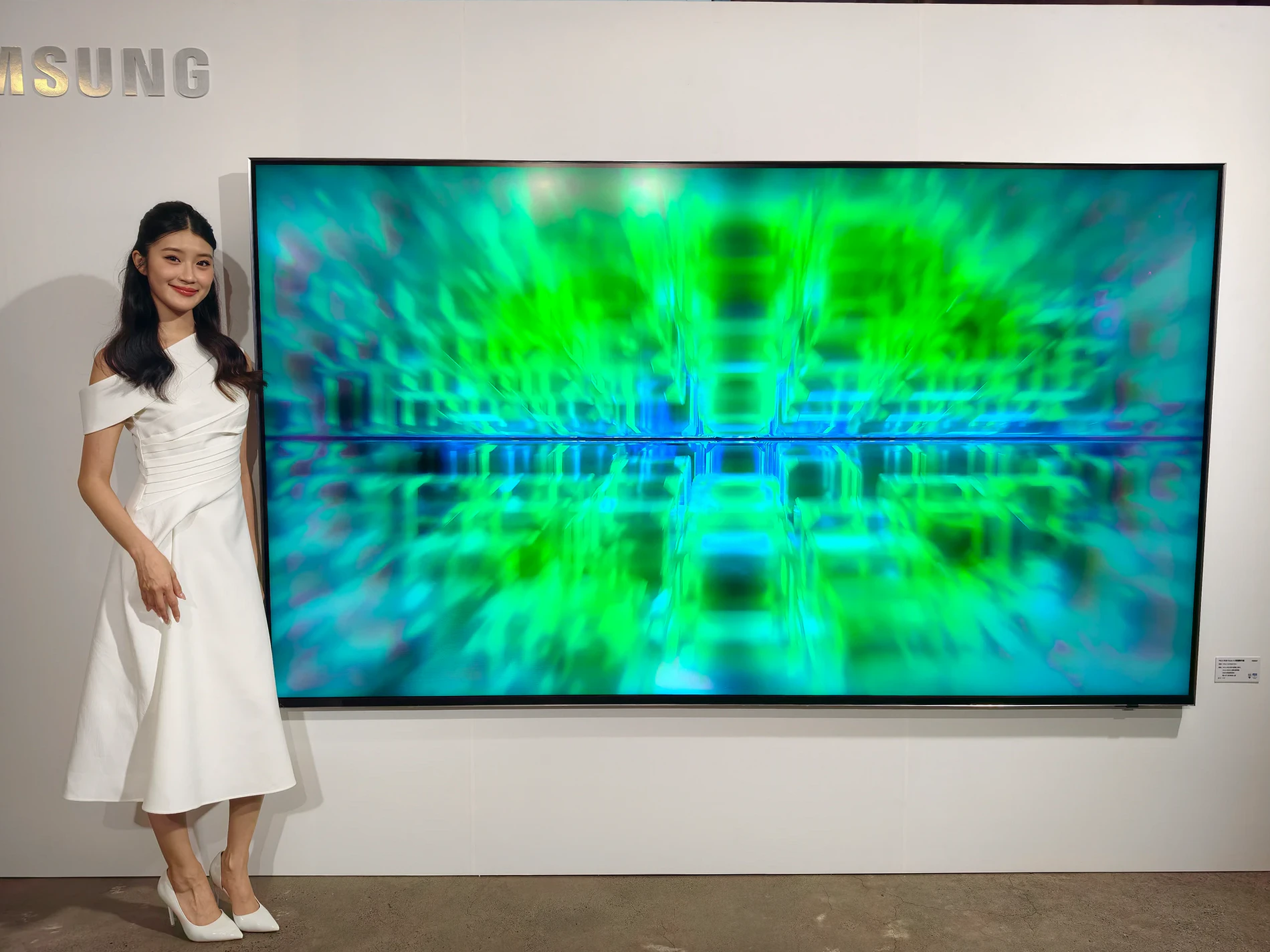 百吋電視戰開打!三星Micro RGB正式登台 喊話「比A4紙還薄」背光、鎖定大客廳換機潮