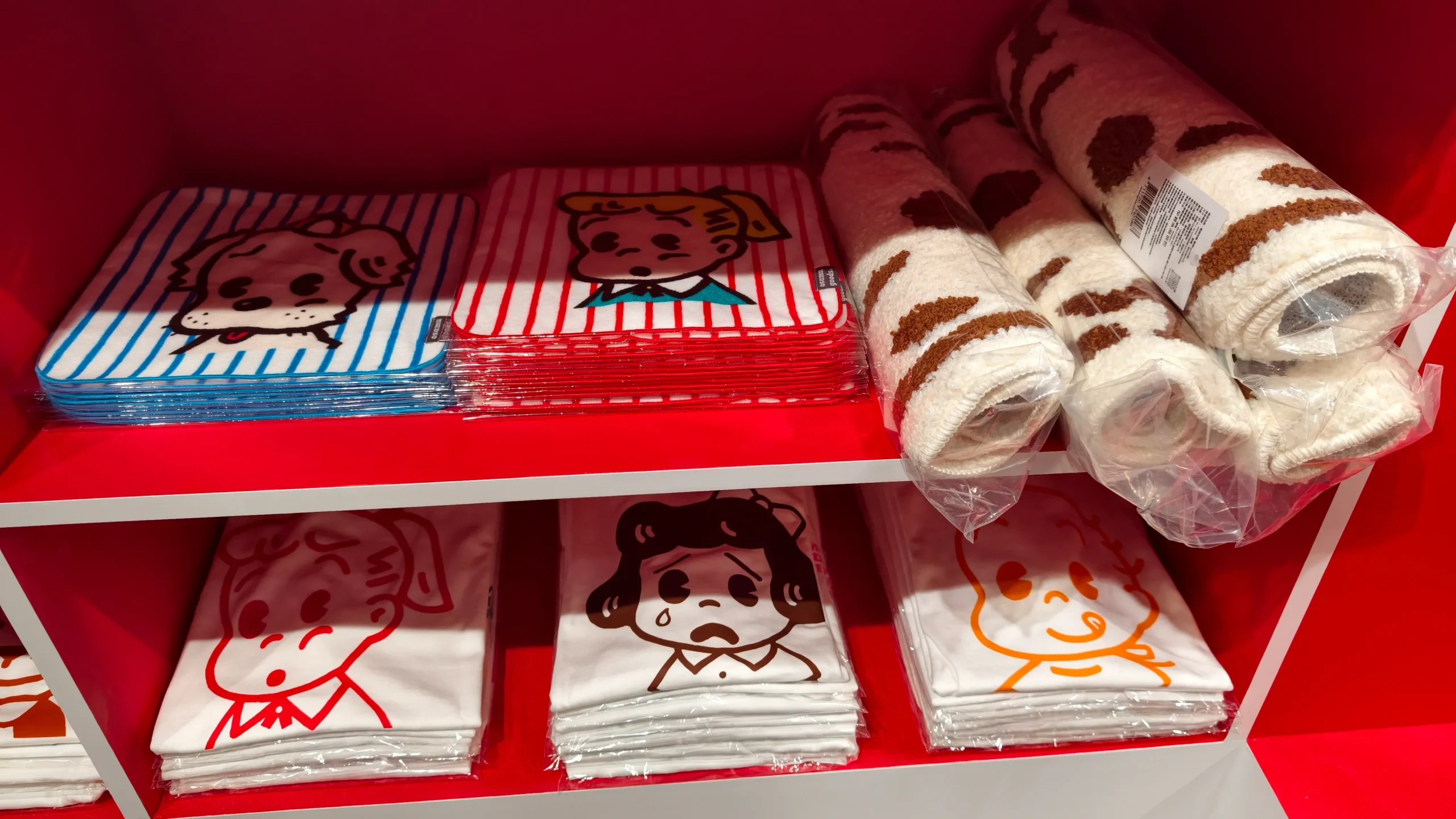 【開箱】橫跨半世紀的療癒力！日本「可愛始祖」原田治《OSAMU GOODS 50週年展》客製T恤、展覽限定商品搶先看~