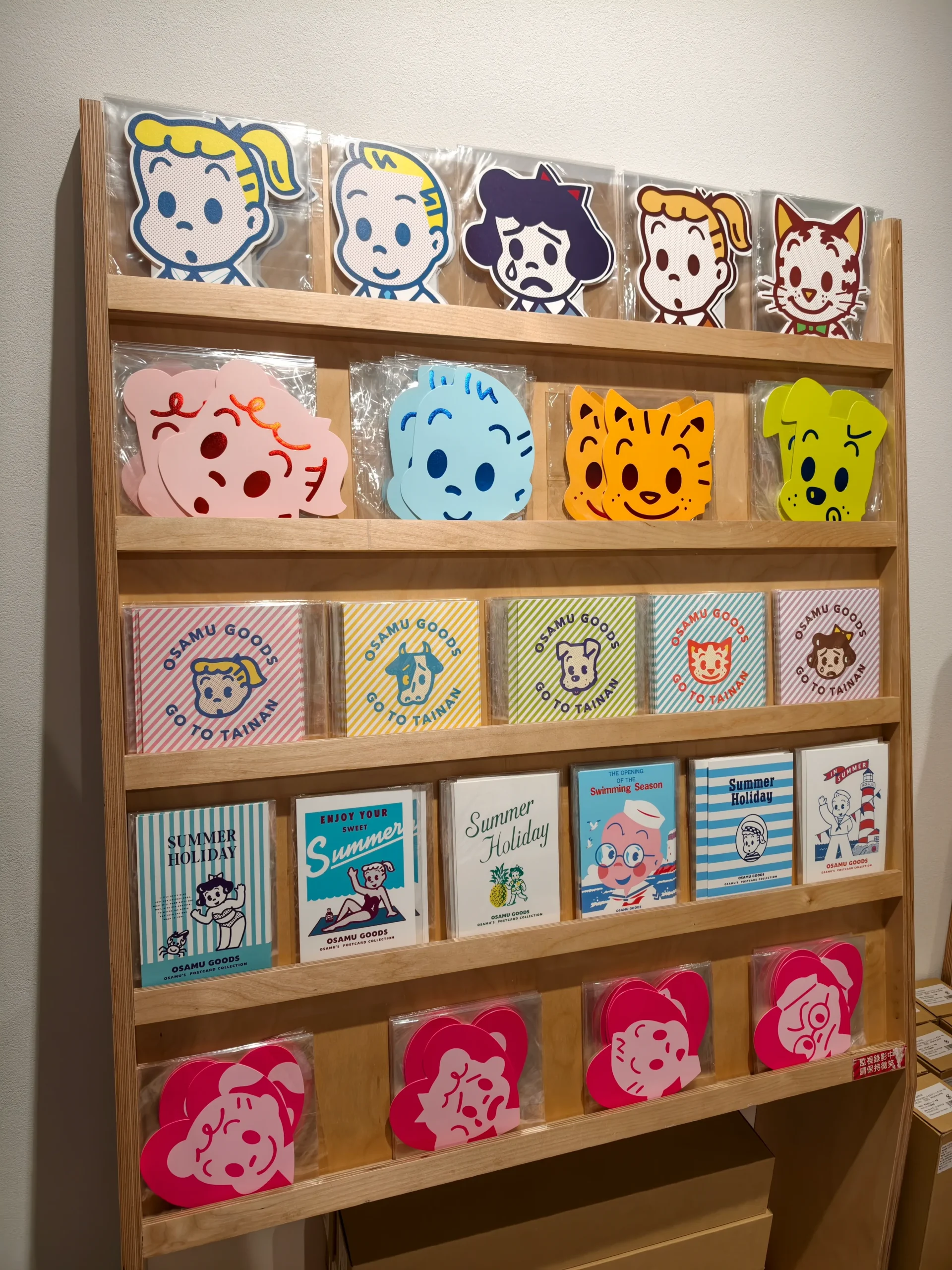 【開箱】橫跨半世紀的療癒力！日本「可愛始祖」原田治《OSAMU GOODS 50週年展》客製T恤、展覽限定商品搶先看~