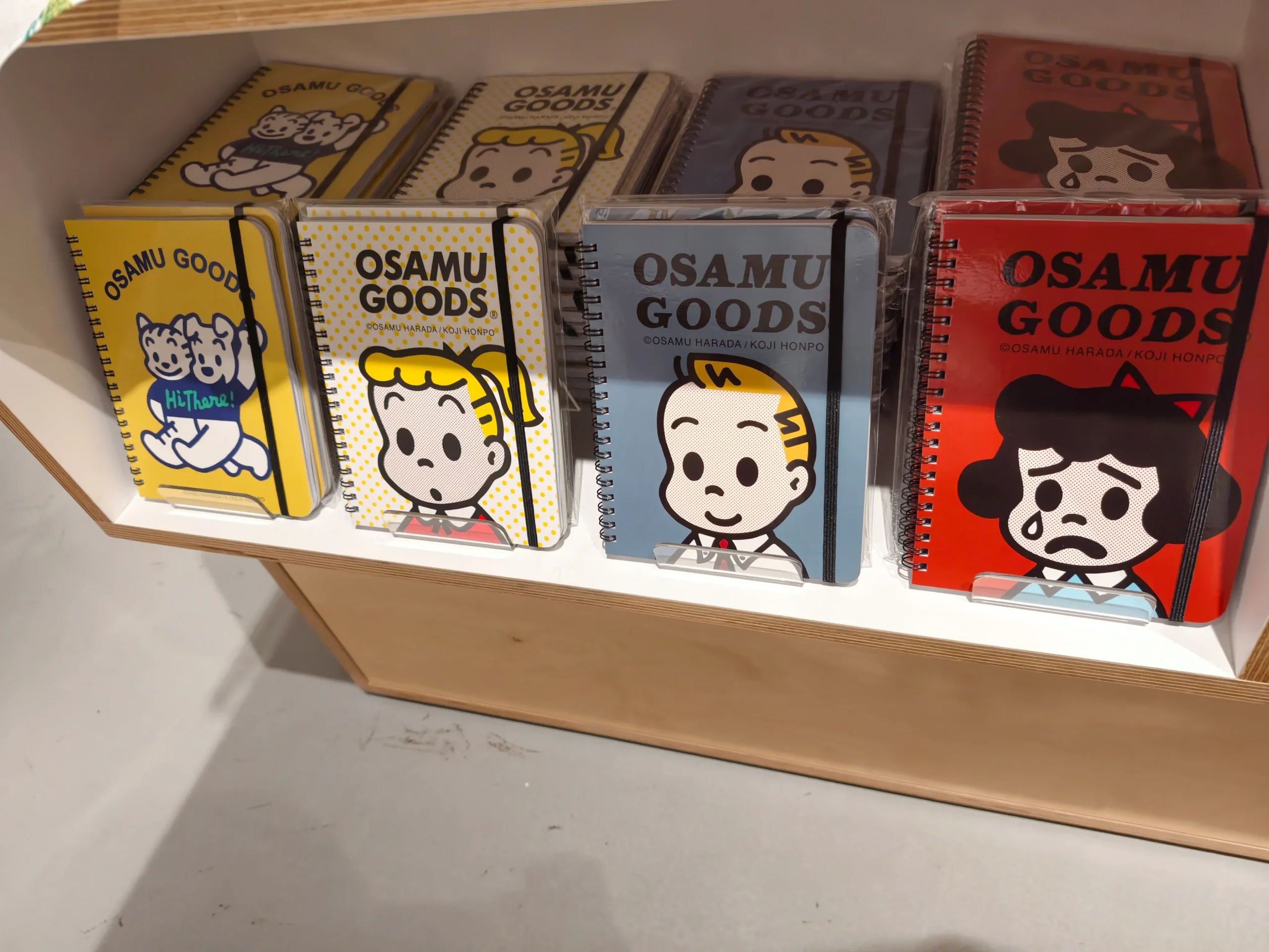 【開箱】橫跨半世紀的療癒力！日本「可愛始祖」原田治《OSAMU GOODS 50週年展》客製T恤、展覽限定商品搶先看~