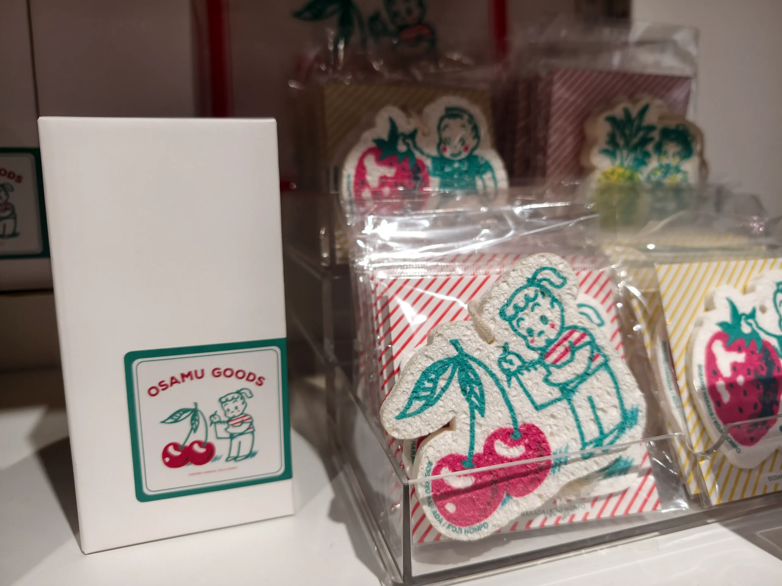 【開箱】橫跨半世紀的療癒力！日本「可愛始祖」原田治《OSAMU GOODS 50週年展》客製T恤、展覽限定商品搶先看~