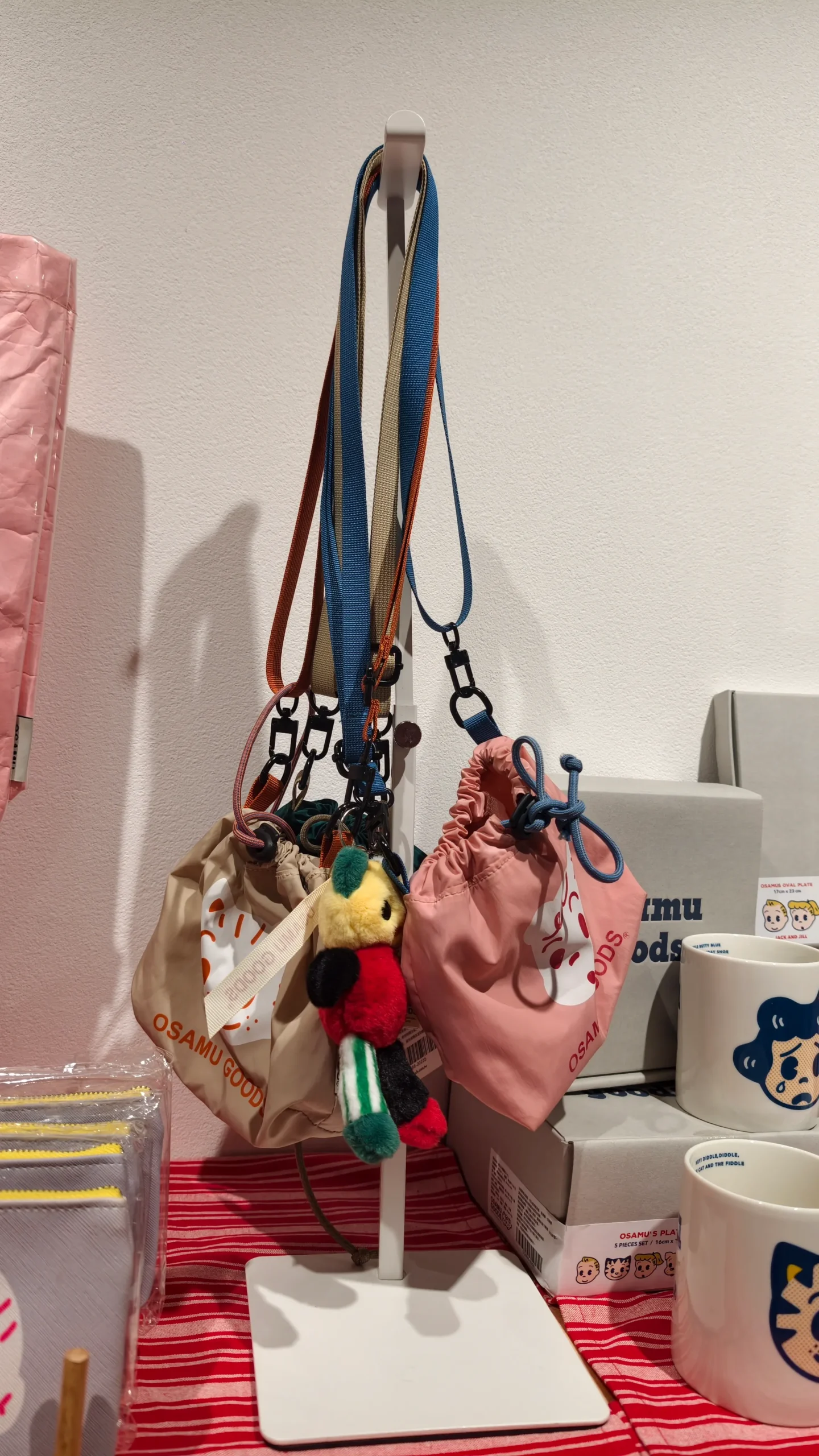 【開箱】橫跨半世紀的療癒力！日本「可愛始祖」原田治《OSAMU GOODS 50週年展》客製T恤、展覽限定商品搶先看~