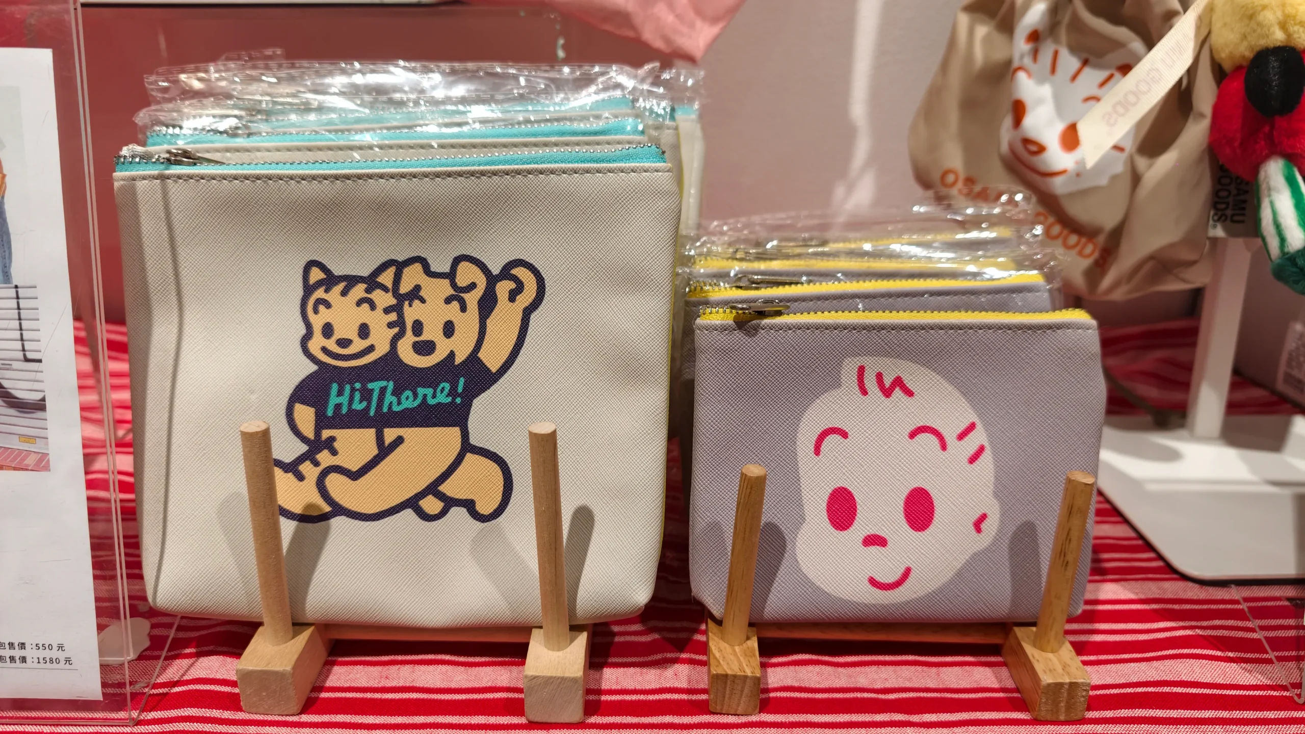 【開箱】橫跨半世紀的療癒力！日本「可愛始祖」原田治《OSAMU GOODS 50週年展》客製T恤、展覽限定商品搶先看~