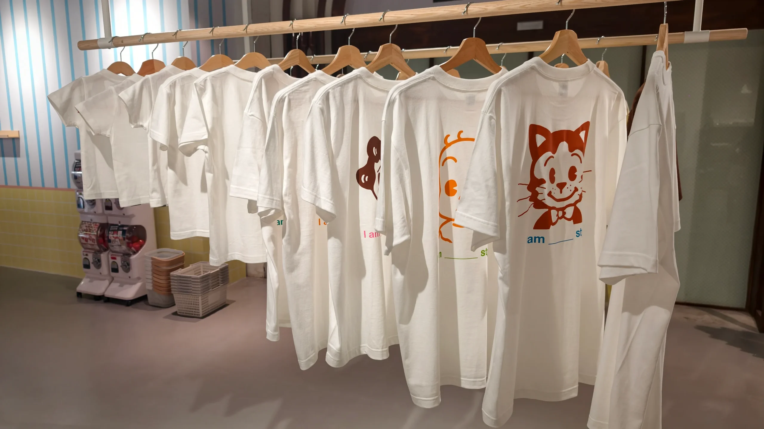 【開箱】橫跨半世紀的療癒力！日本「可愛始祖」原田治《OSAMU GOODS 50週年展》客製T恤、展覽限定商品搶先看~