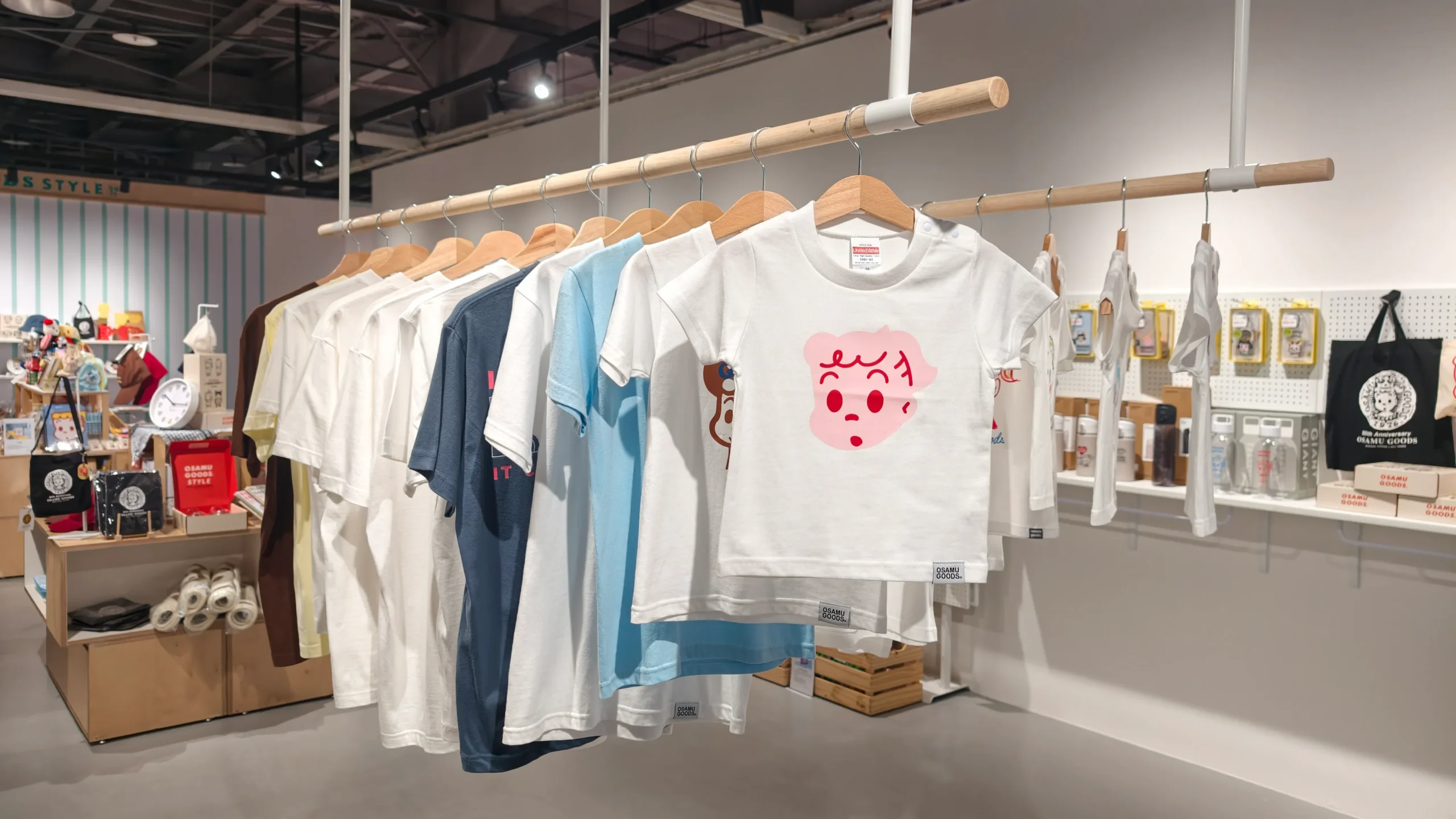 【開箱】橫跨半世紀的療癒力!日本「可愛始祖」原田治《OSAMU GOODS 50週年展》客製T恤、展覽限定商品搶先看~
