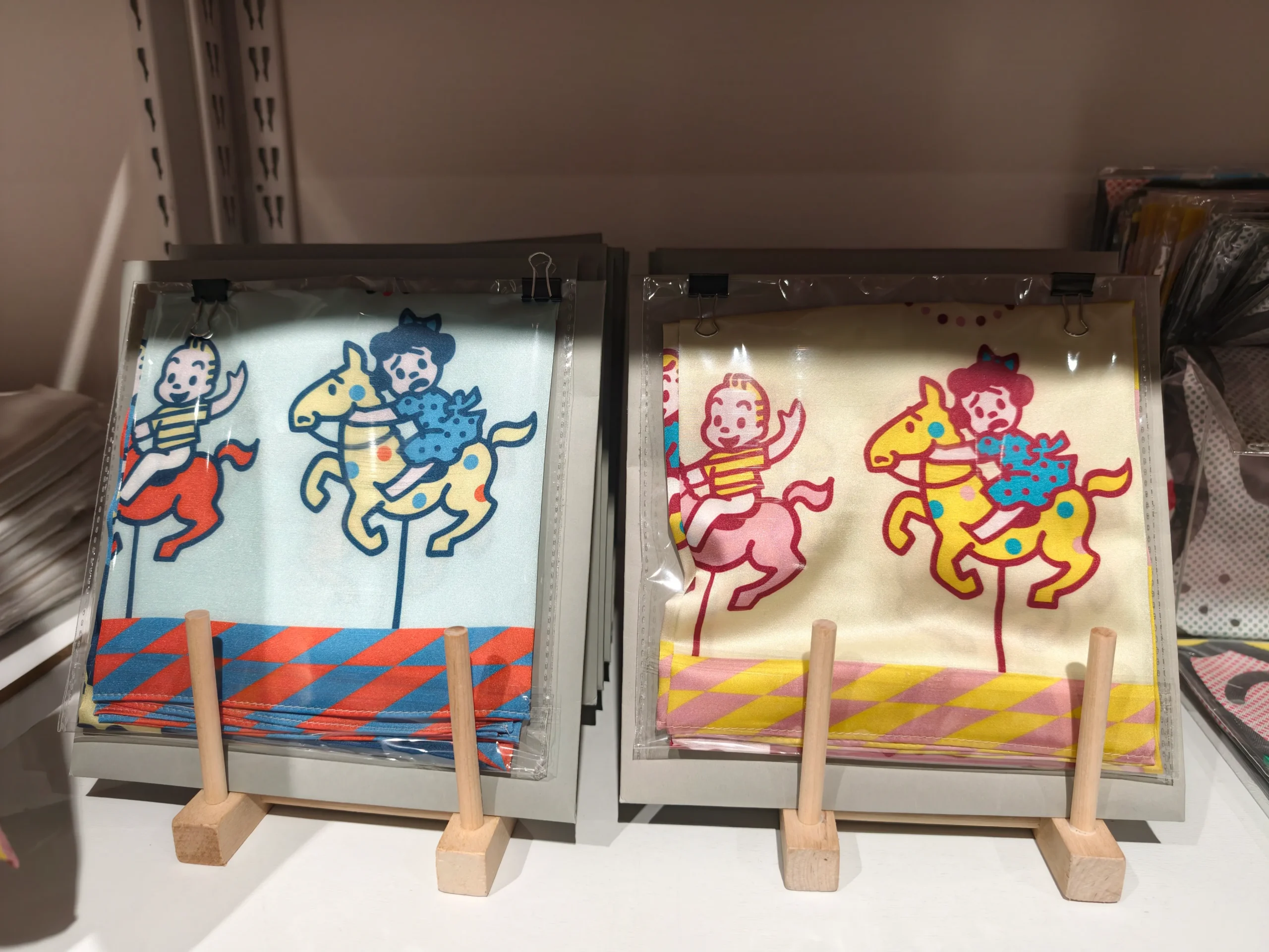【開箱】橫跨半世紀的療癒力！日本「可愛始祖」原田治《OSAMU GOODS 50週年展》客製T恤、展覽限定商品搶先看~