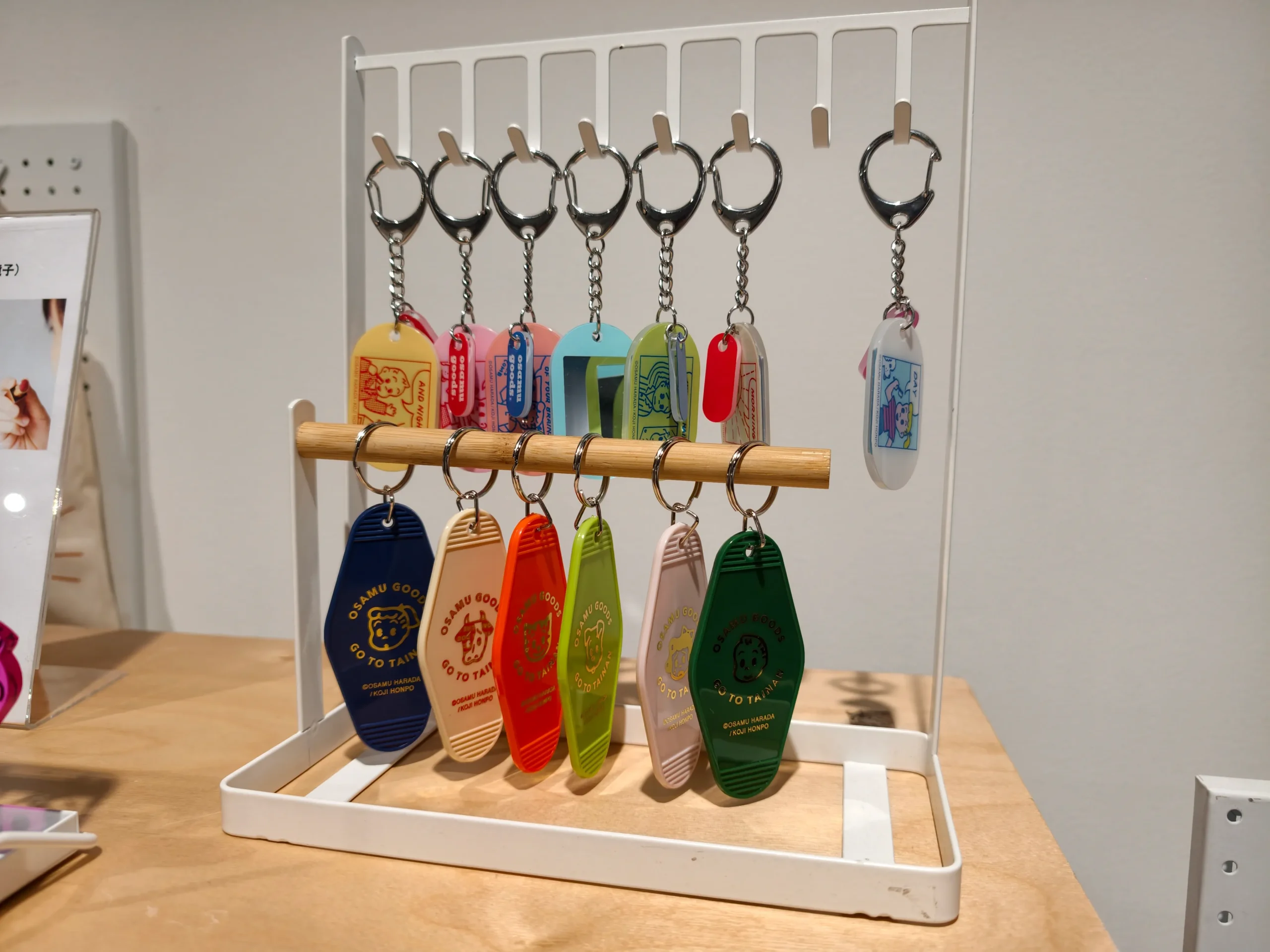【開箱】橫跨半世紀的療癒力！日本「可愛始祖」原田治《OSAMU GOODS 50週年展》客製T恤、展覽限定商品搶先看~