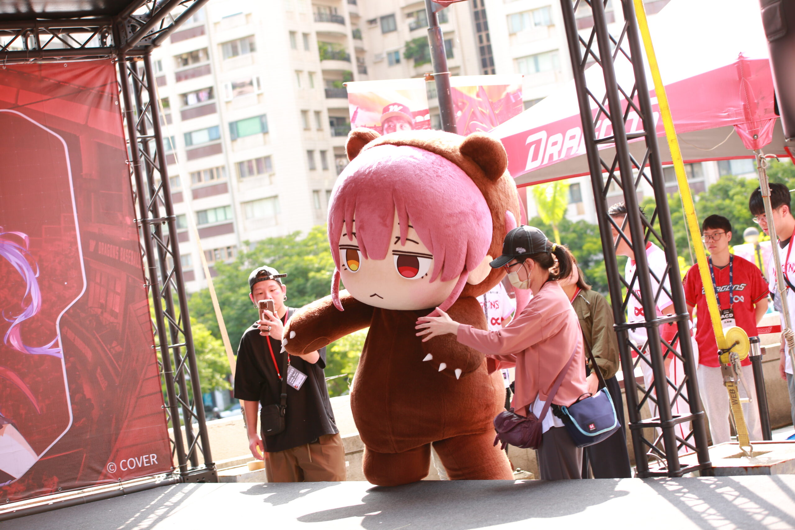 【開箱】味全龍 hololive Night 主題日再度登場　超逗趣熊瑪琳精彩開球不能錯過！