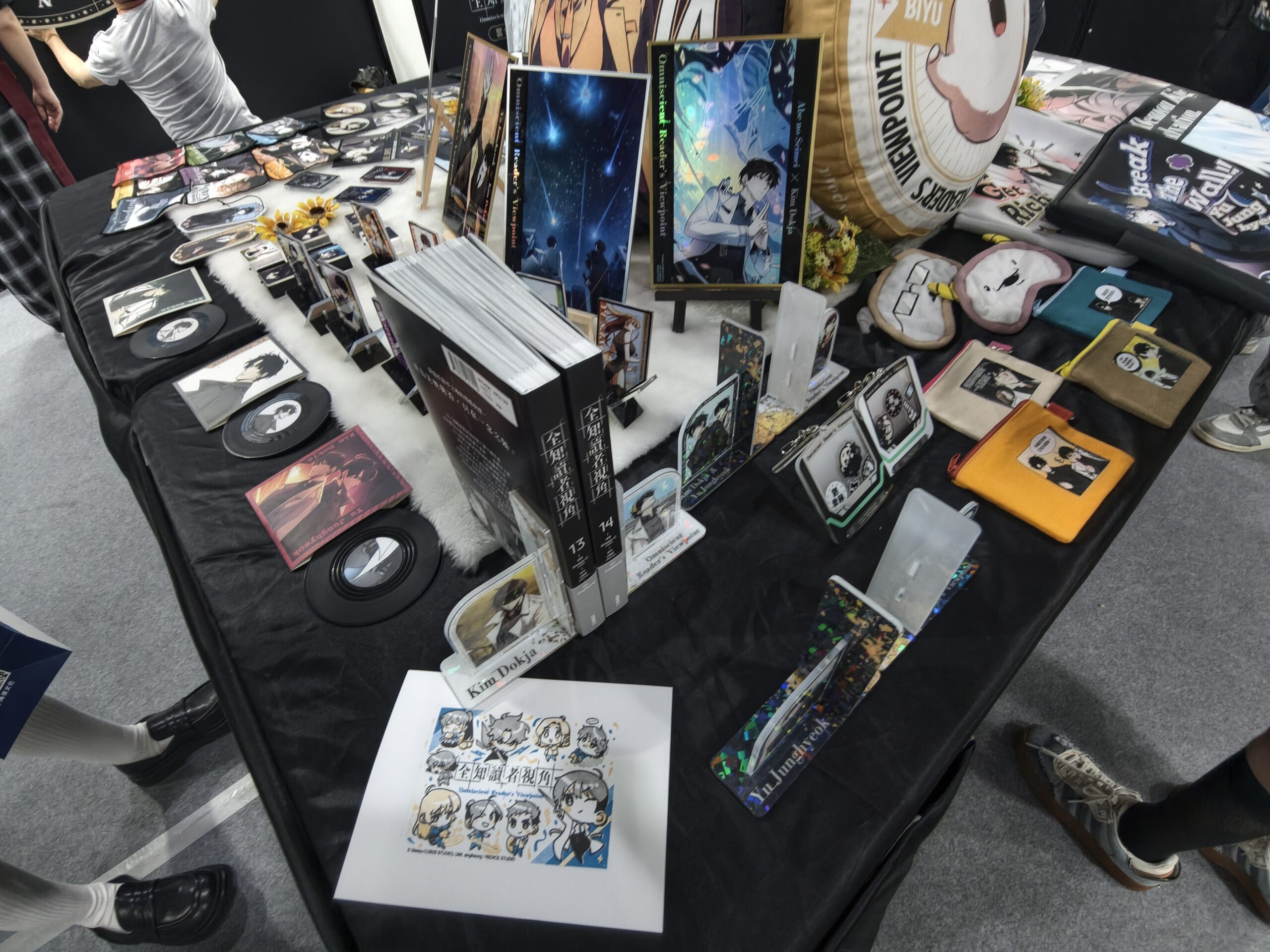 【開箱】《全知讀者視角》官方快閃店華山登場　大批讀者到場搶購限定商品