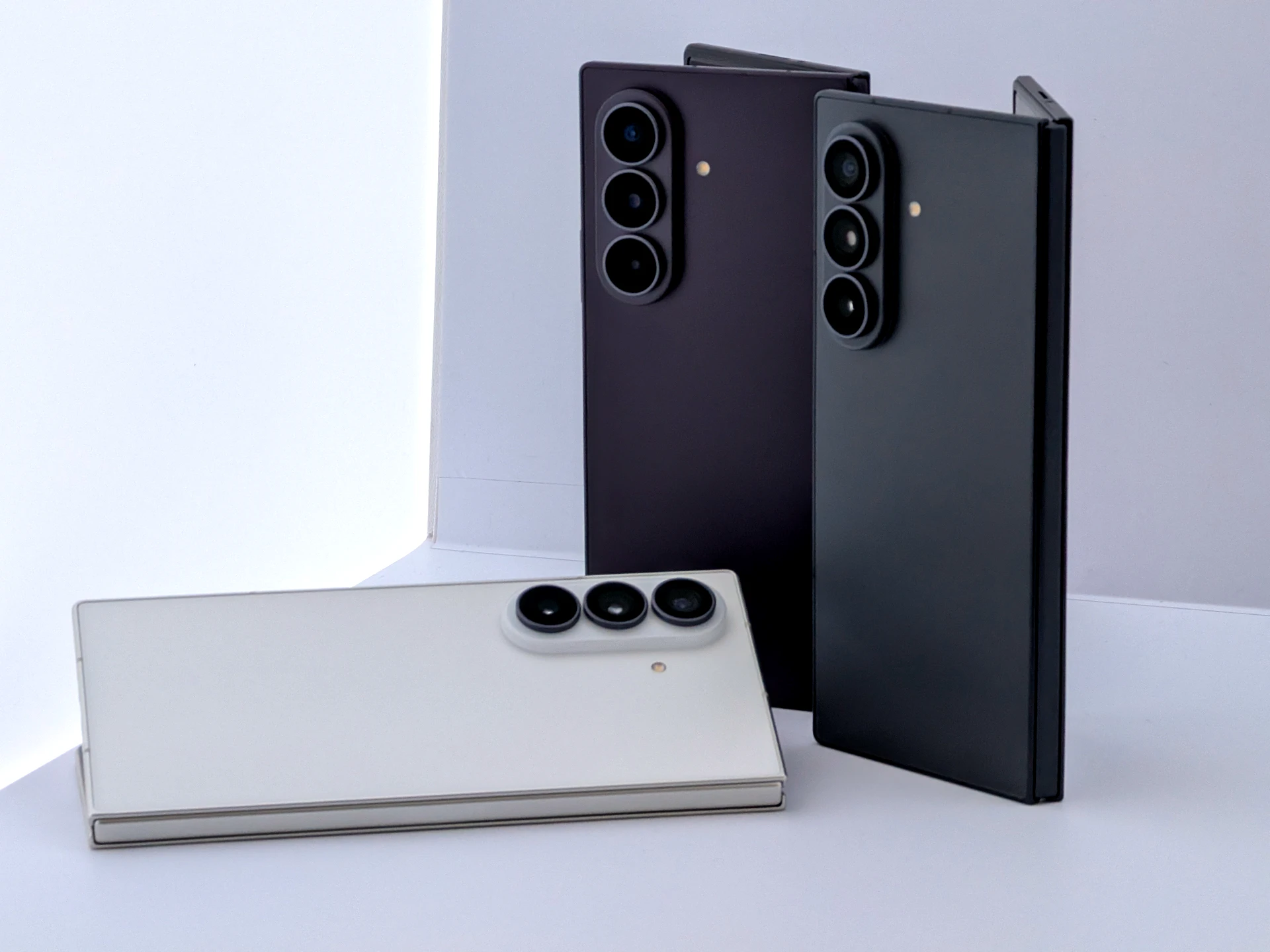 三機齊發！三星Galaxy Z Fold8 Ultra、Fold8、Flip8 亮相　全新 4:3 尺寸搶進社群世代