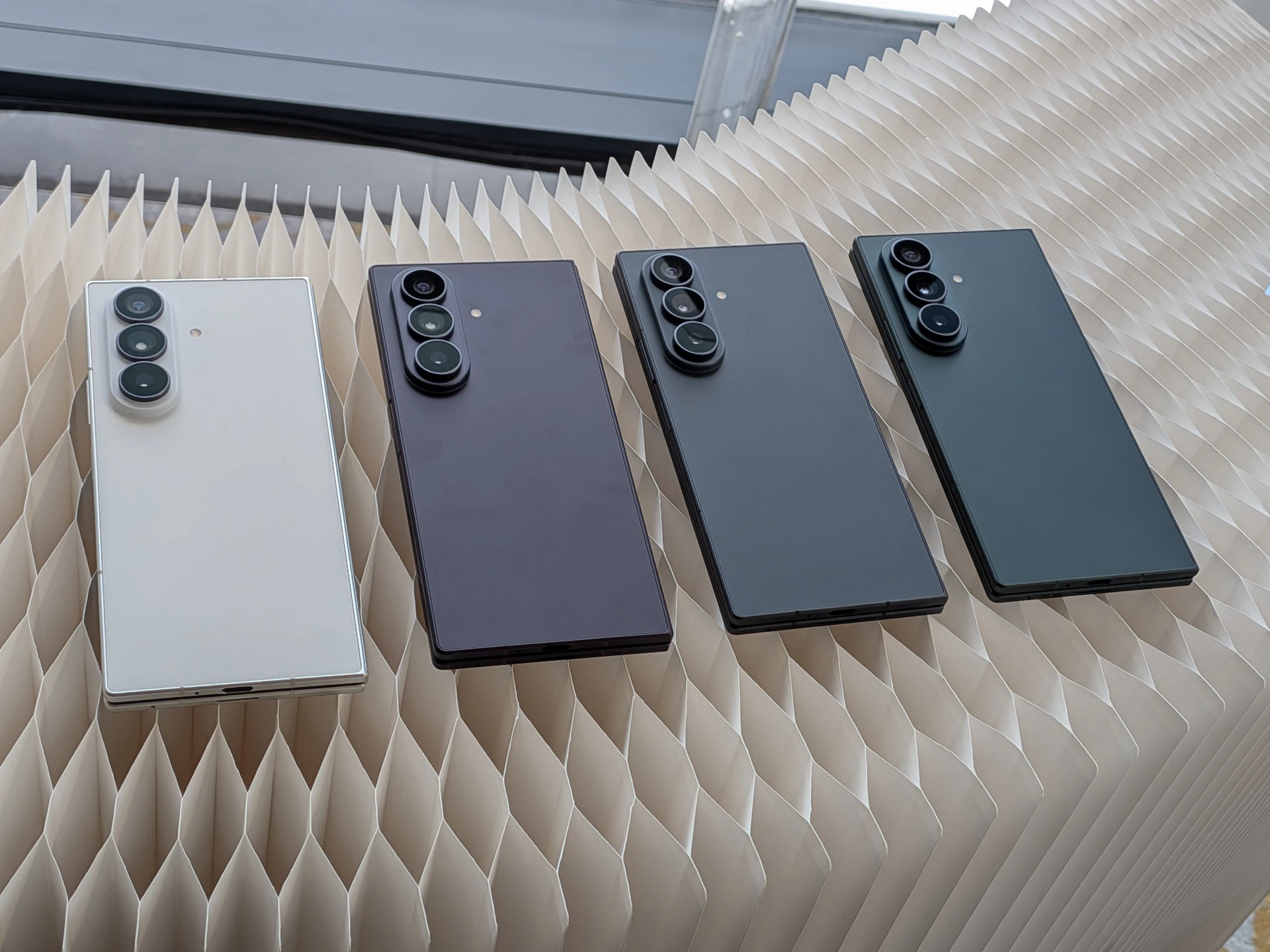 首度「三型態」齊發！三星Fold8價格曝光　官方：目標把摺疊機從 6% 拉到 15%
