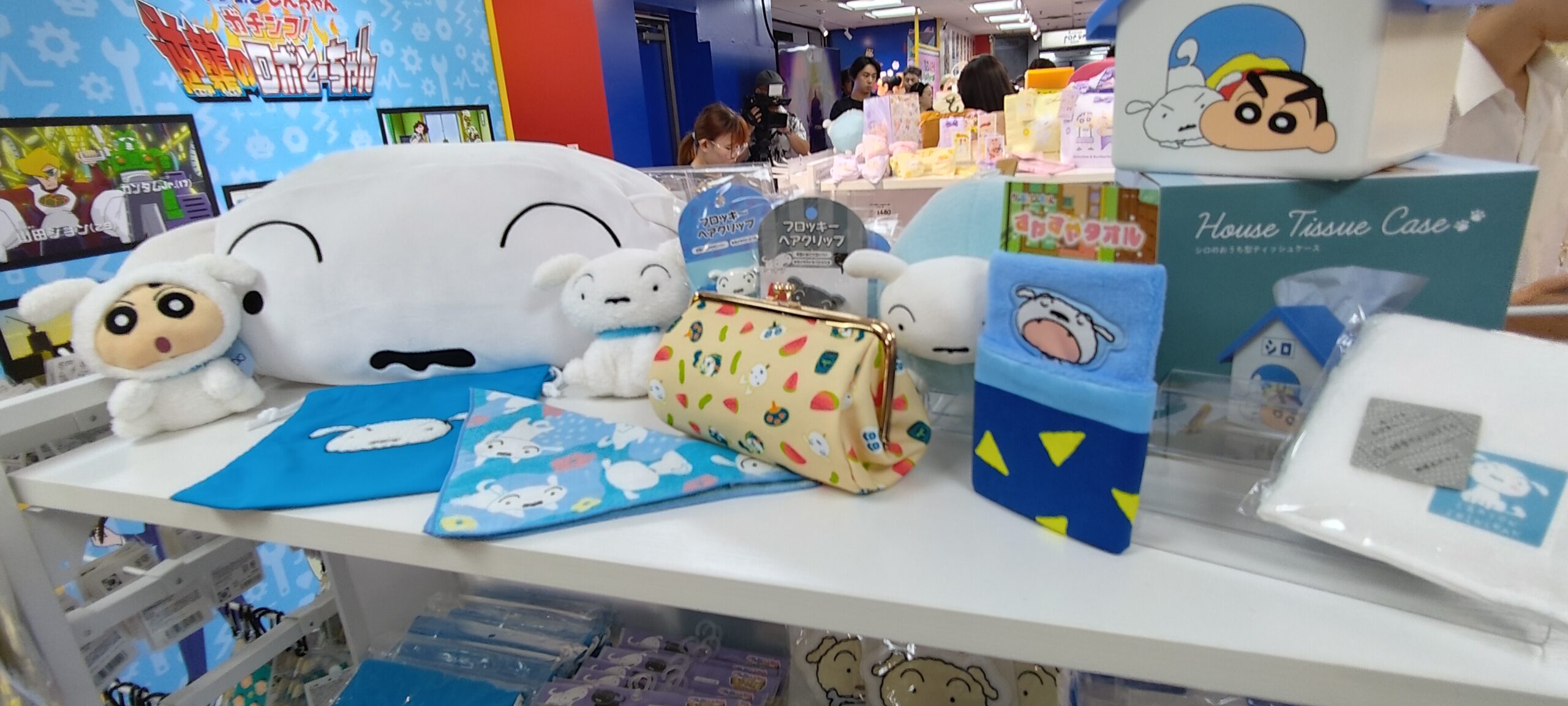 【開箱】《蠟筆小新》日本電影主題限定店 7 月 30 日 西門地下市正式開幕 超多劇場版經典畫面周邊 直接喚起童年回憶