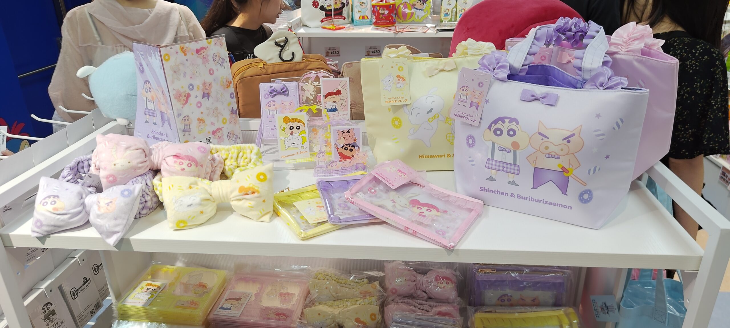 【開箱】《蠟筆小新》日本電影主題限定店 7 月 30 日 西門地下市正式開幕 超多劇場版經典畫面周邊 直接喚起童年回憶