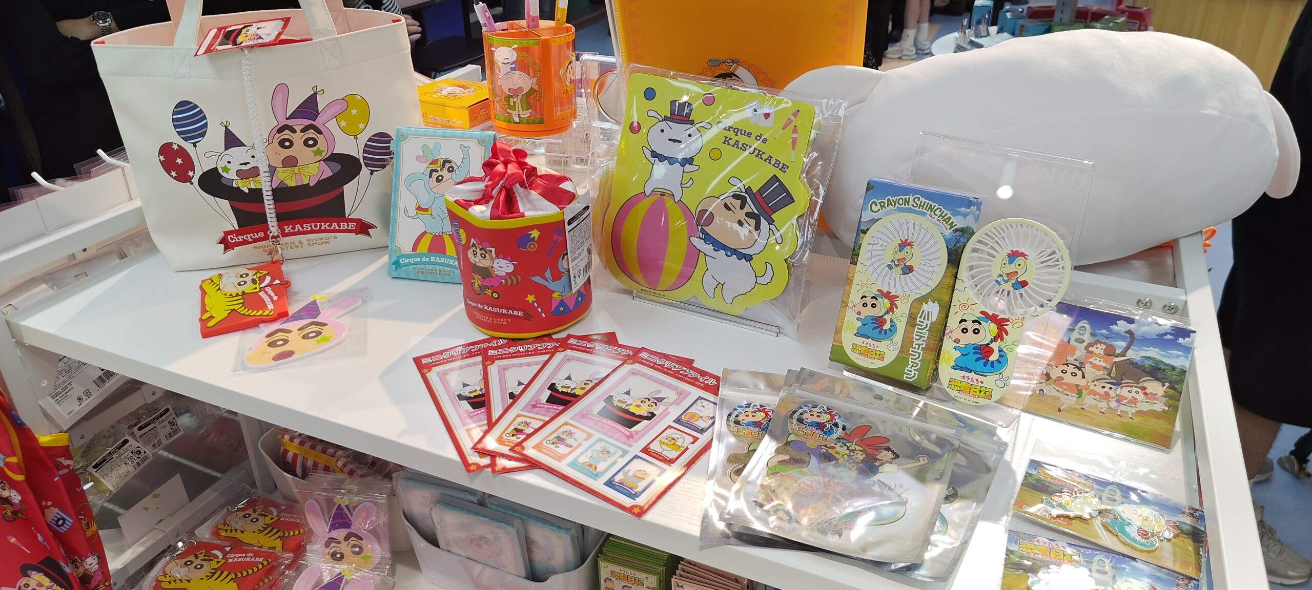 【開箱】《蠟筆小新》日本電影主題限定店 7 月 30 日 西門地下市正式開幕 超多劇場版經典畫面周邊 直接喚起童年回憶