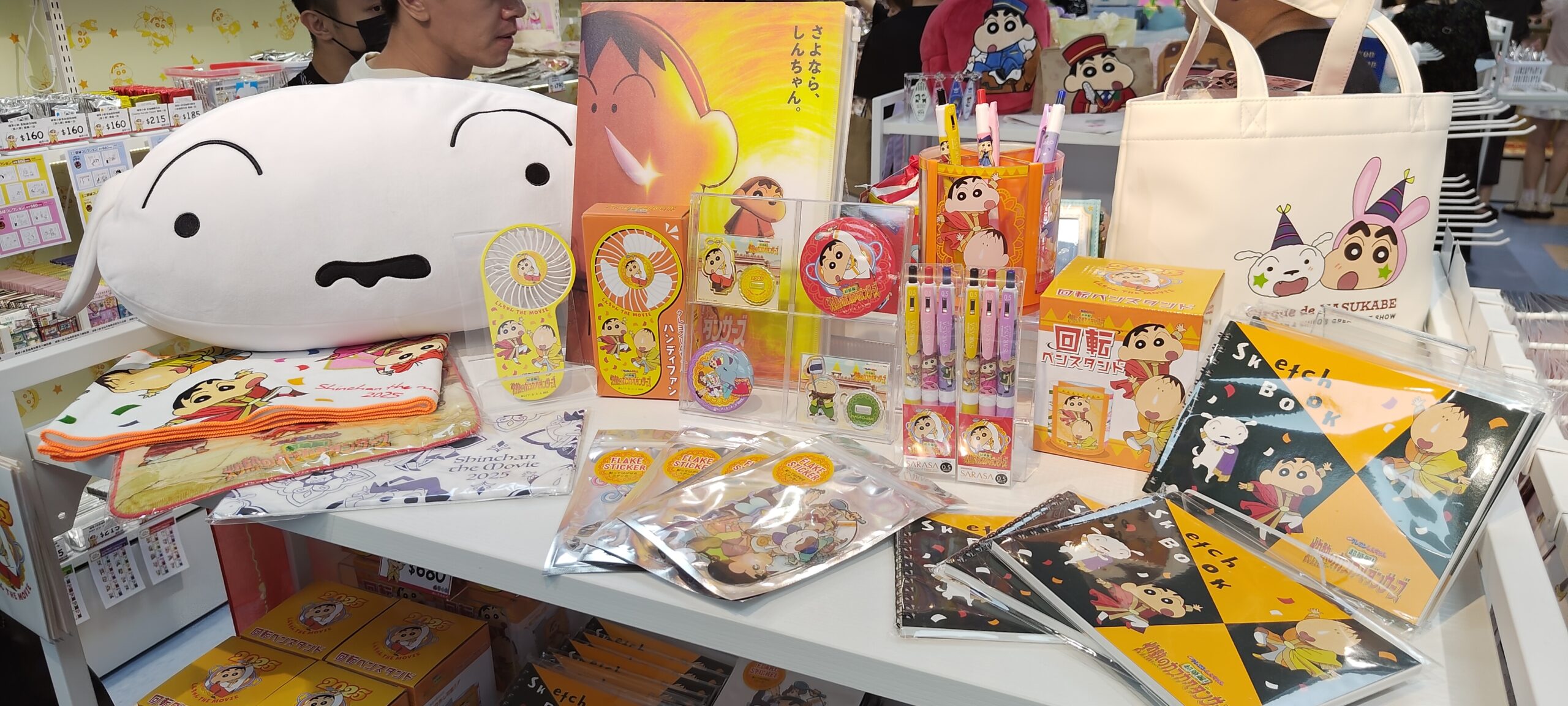 【開箱】《蠟筆小新》日本電影主題限定店 7 月 30 日 西門地下市正式開幕 超多劇場版經典畫面周邊 直接喚起童年回憶