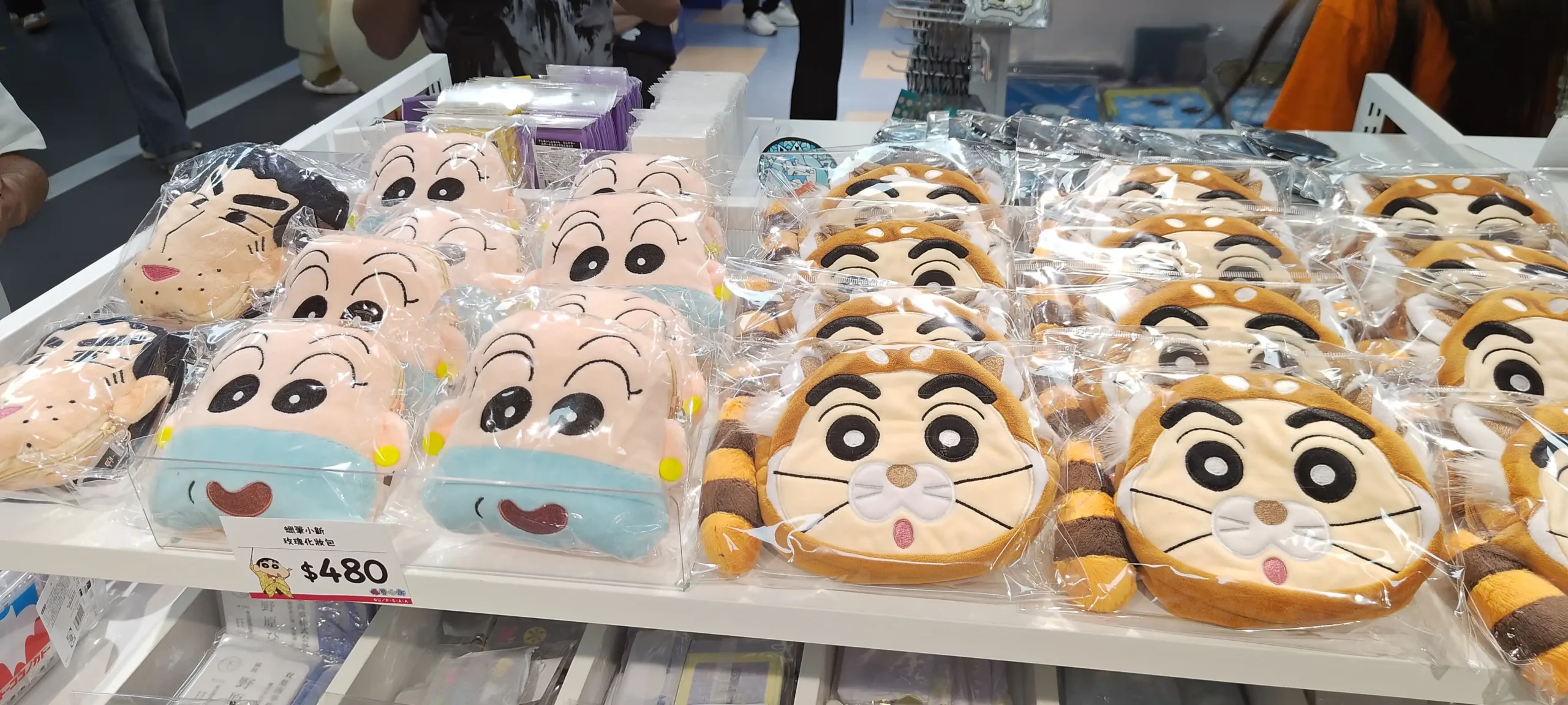 【開箱】《蠟筆小新》日本電影主題限定店 7 月 30 日 西門地下市正式開幕 超多劇場版經典畫面周邊 直接喚起童年回憶