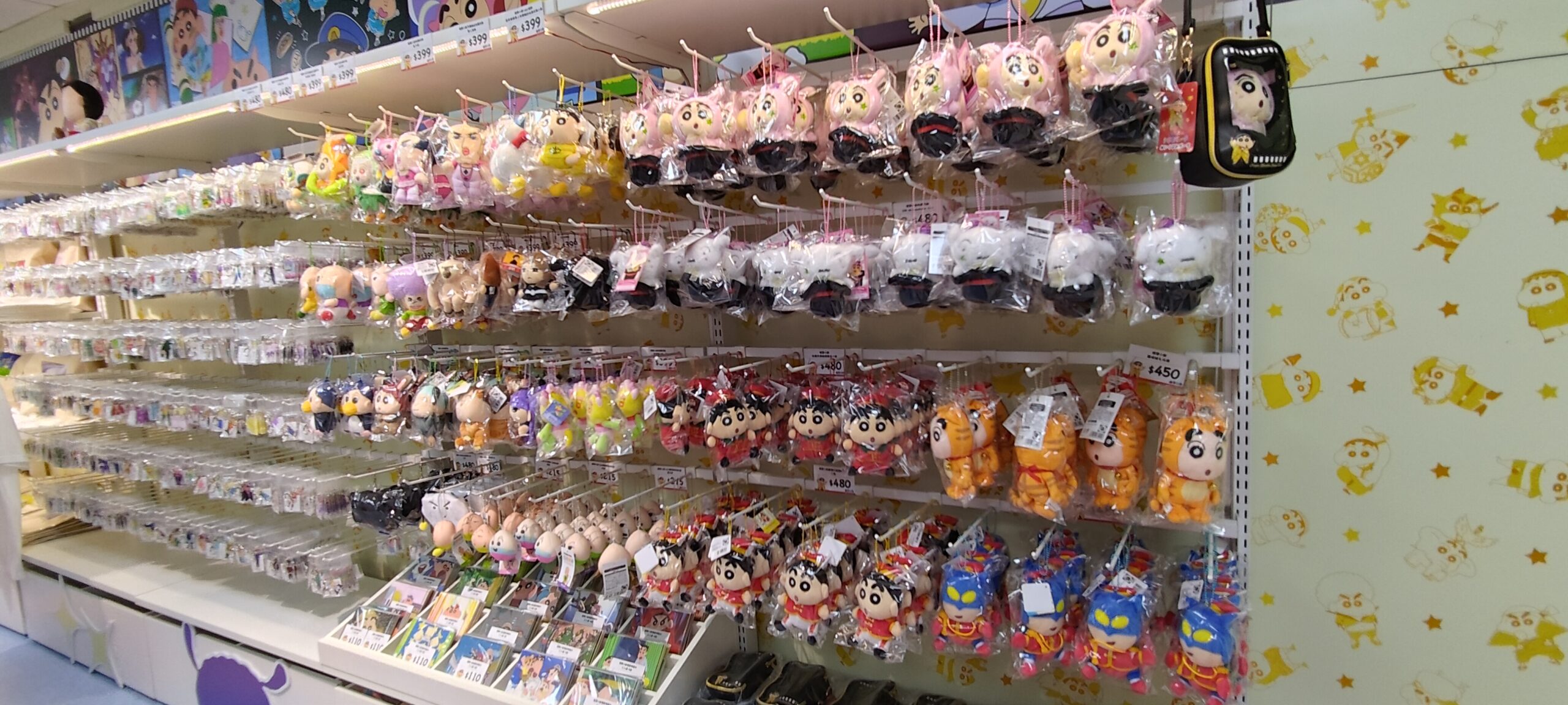 【開箱】《蠟筆小新》日本電影主題限定店 7 月 30 日 西門地下市正式開幕 超多劇場版經典畫面周邊 直接喚起童年回憶