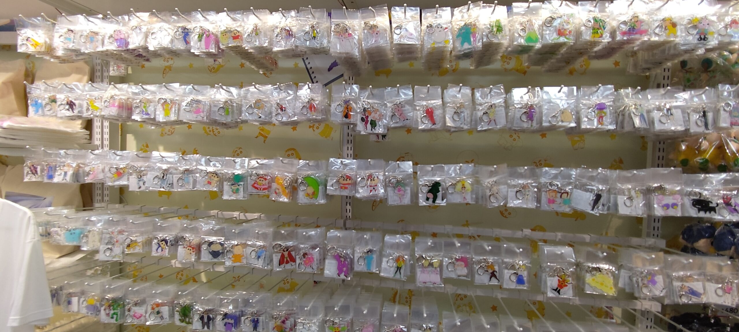 【開箱】《蠟筆小新》日本電影主題限定店 7 月 30 日 西門地下市正式開幕 超多劇場版經典畫面周邊 直接喚起童年回憶
