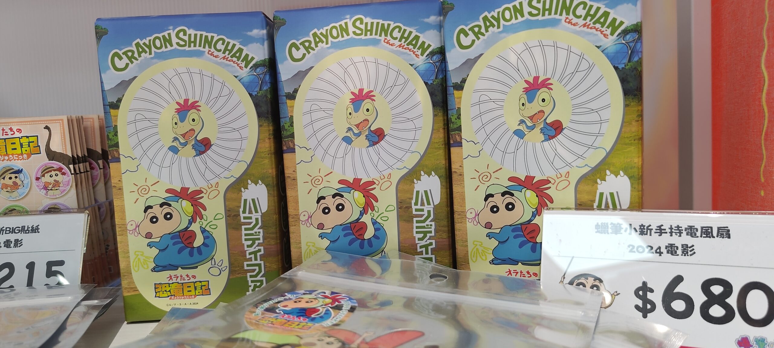 【開箱】《蠟筆小新》日本電影主題限定店 7 月 30 日 西門地下市正式開幕 超多劇場版經典畫面周邊 直接喚起童年回憶