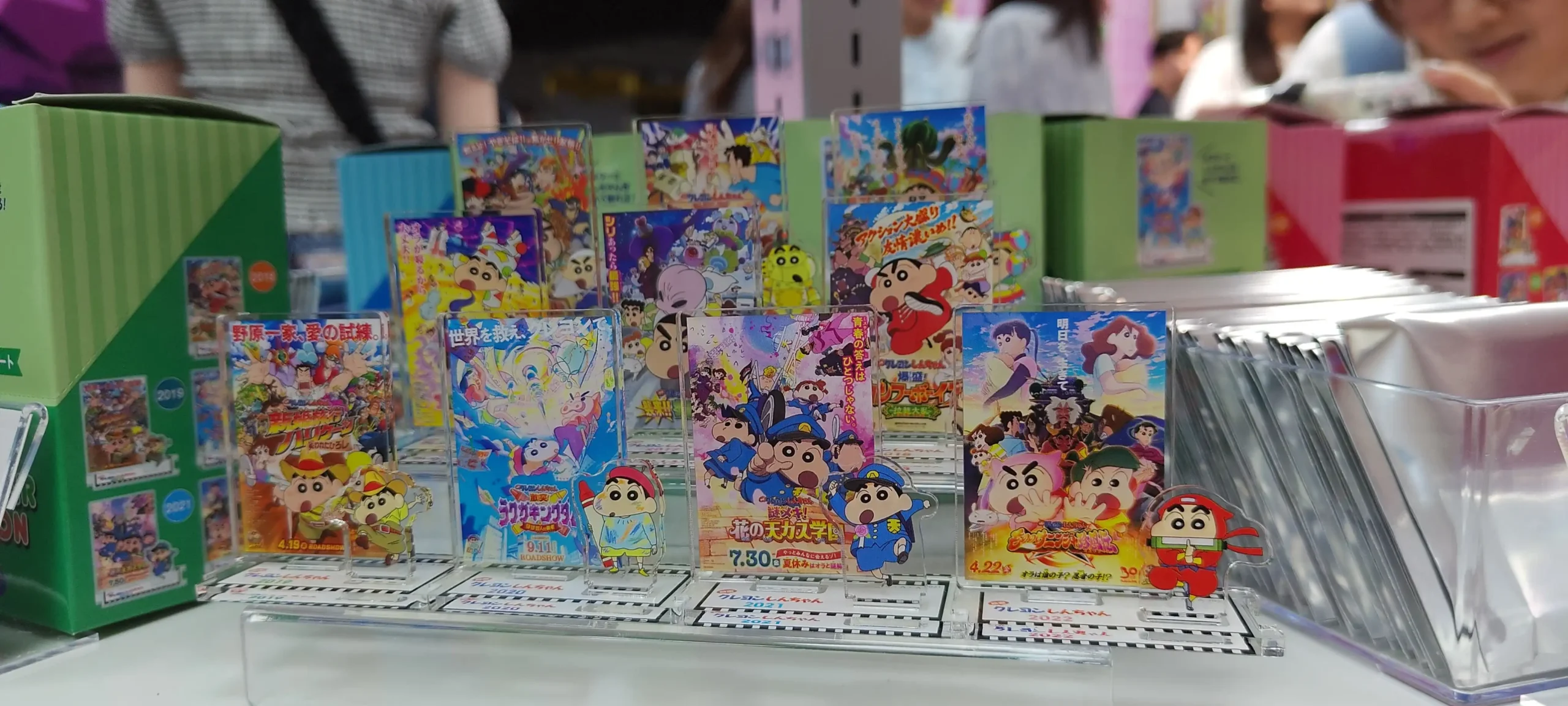 【開箱】《蠟筆小新》日本電影主題限定店 7 月 30 日 西門地下市正式開幕 超多劇場版經典畫面周邊 直接喚起童年回憶