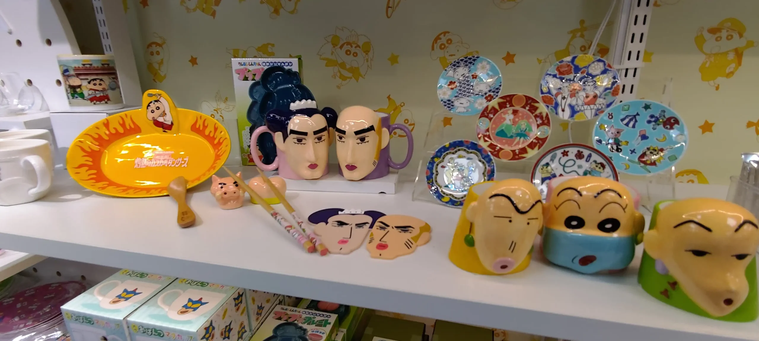【開箱】《蠟筆小新》日本電影主題限定店 7 月 30 日 西門地下市正式開幕 超多劇場版經典畫面周邊 直接喚起童年回憶