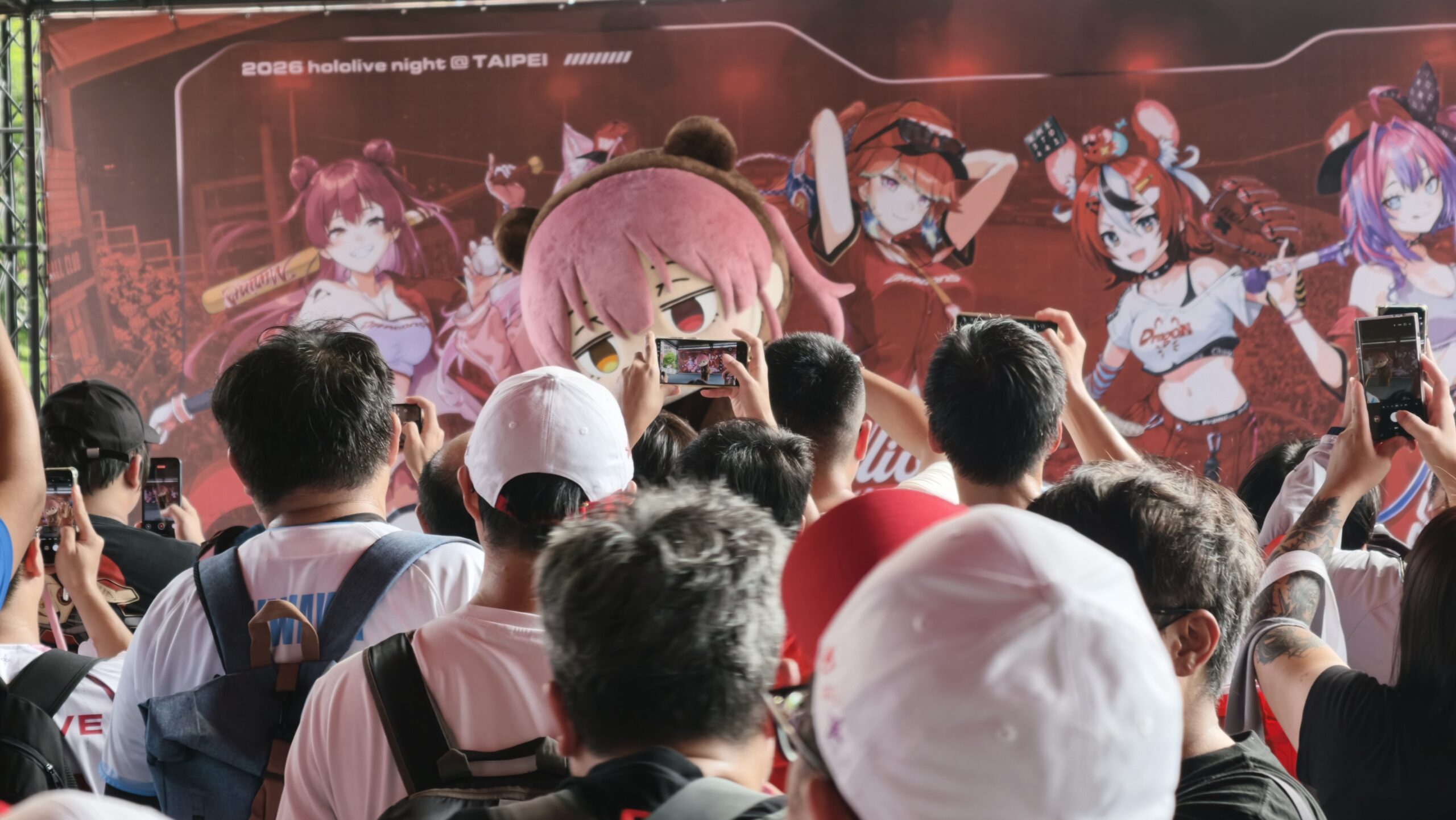 【開箱】味全龍 hololive Night 主題日再度登場　超逗趣熊瑪琳精彩開球不能錯過！