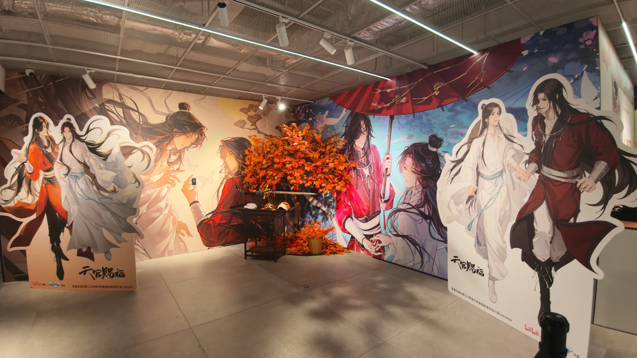 【開箱】「身在無間,心在桃源」《天官賜福》快閃店進駐 DREAM PLAZA!絕美紅楓造景、百款台灣首發限定周邊登場