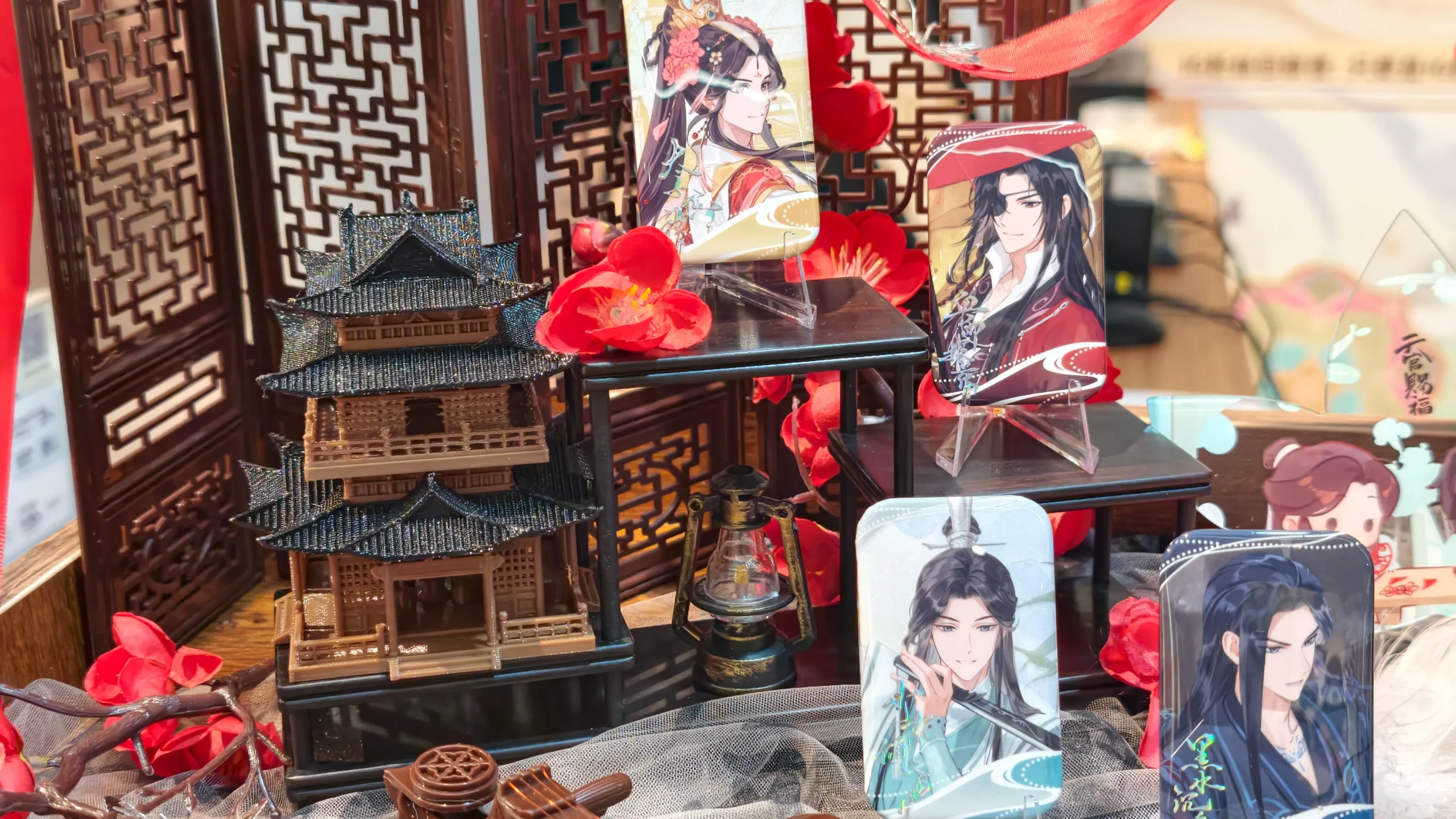 【開箱】「身在無間，心在桃源」《天官賜福》快閃店進駐 DREAM PLAZA！絕美紅楓造景、百款台灣首發限定周邊登場