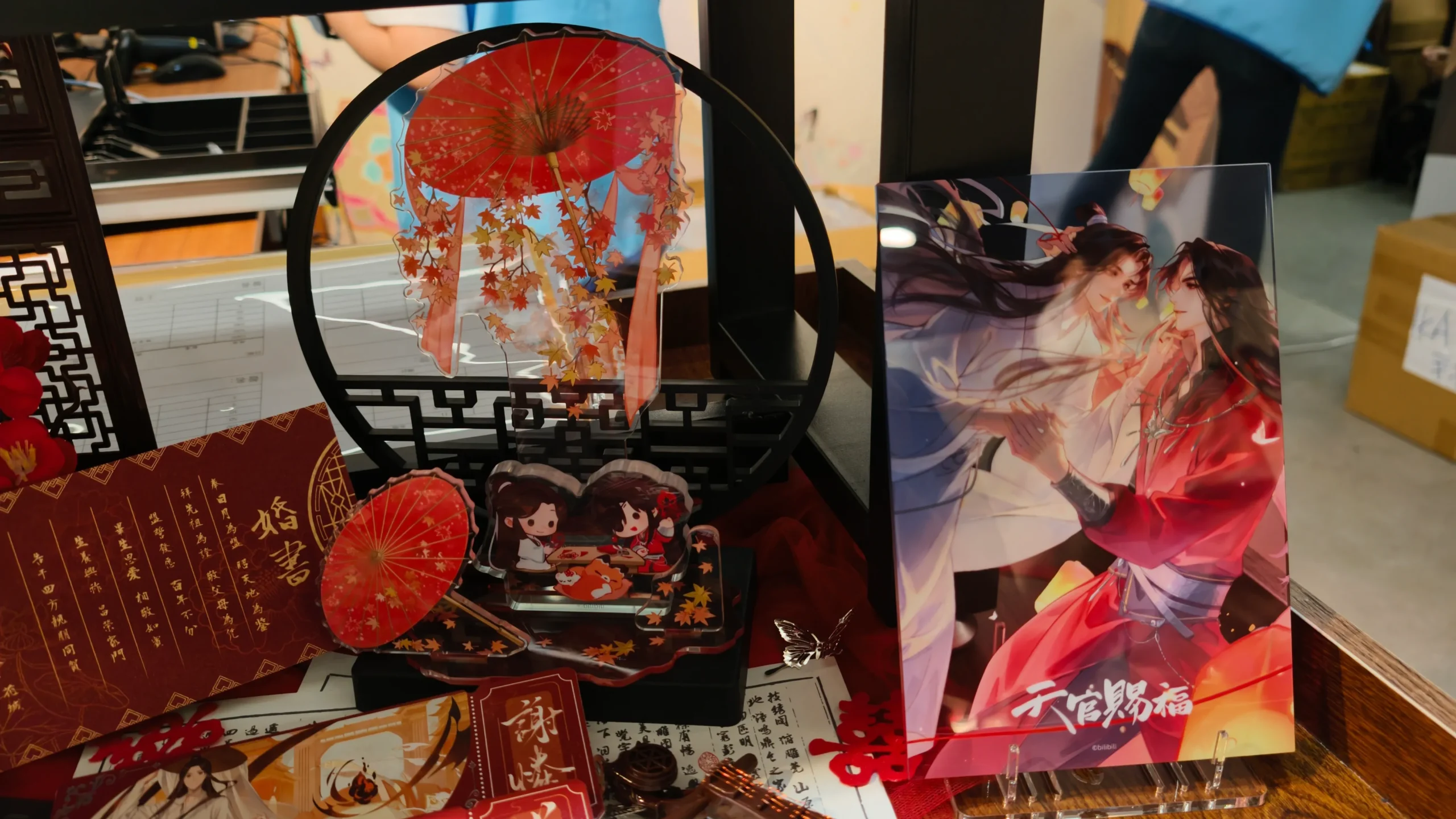 【開箱】「身在無間，心在桃源」《天官賜福》快閃店進駐 DREAM PLAZA！絕美紅楓造景、百款台灣首發限定周邊登場